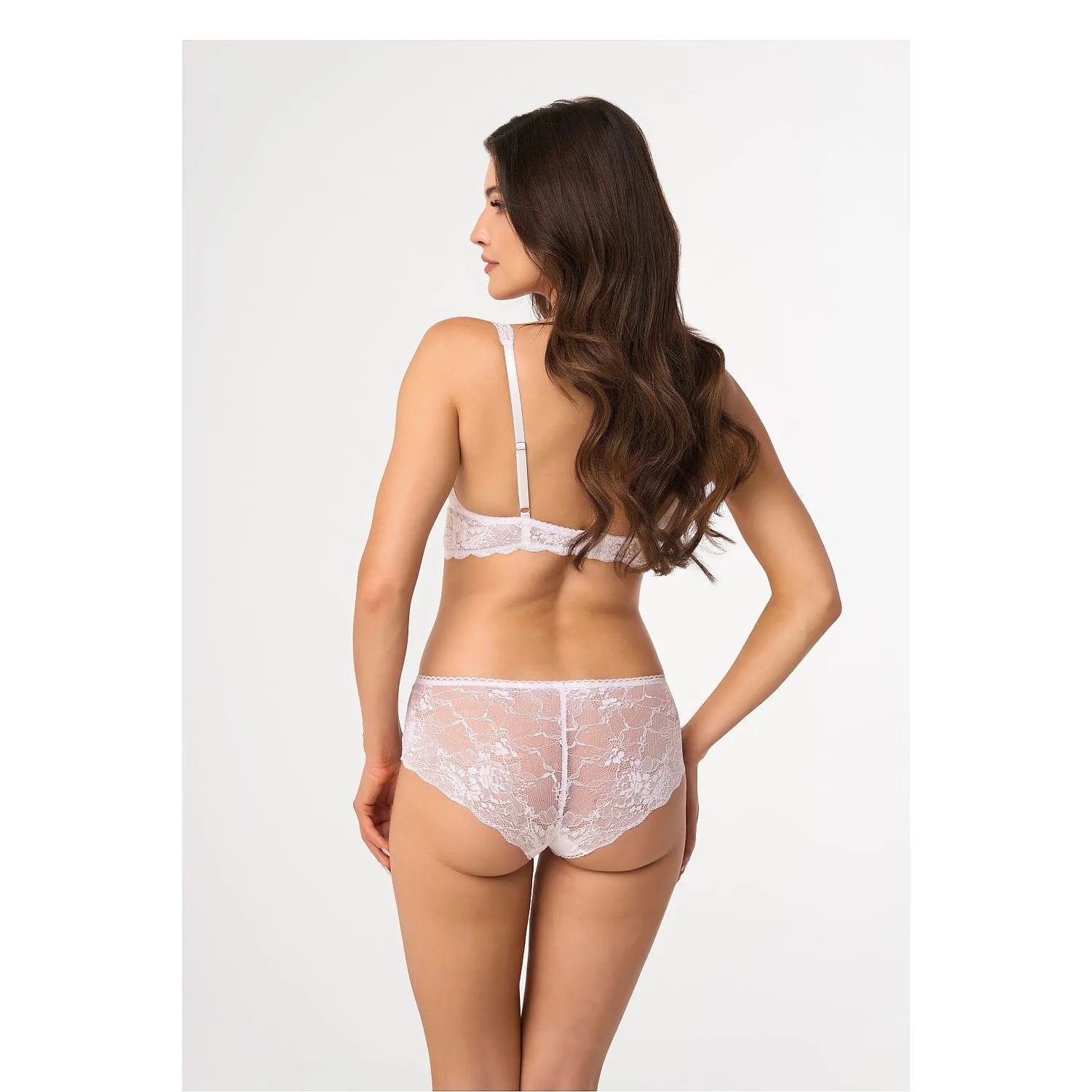Ensemble lingerie dentelle blanche, bralette sans armature et culotte florale, élégant et confortable, vue de dos.
