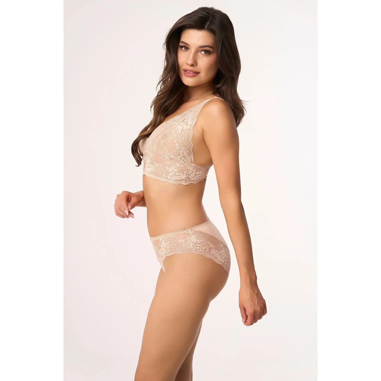 Ensemble lingerie dentelle florale nude, soutien-gorge sans armature et culotte bikini, élégant et confortable.