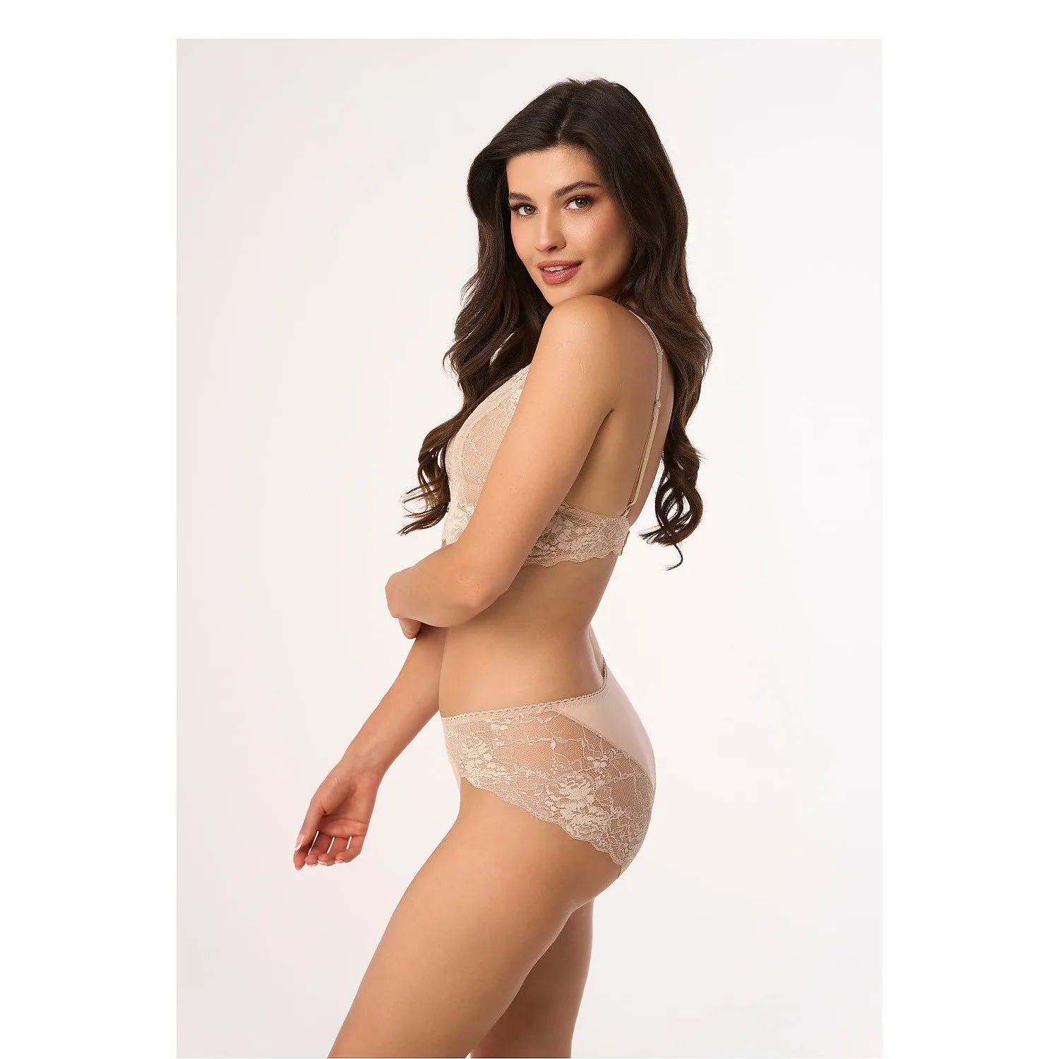 Ensemble lingerie Babell beige, dentelle florale, bralette sans armature, culottes classiques, élégance et confort.