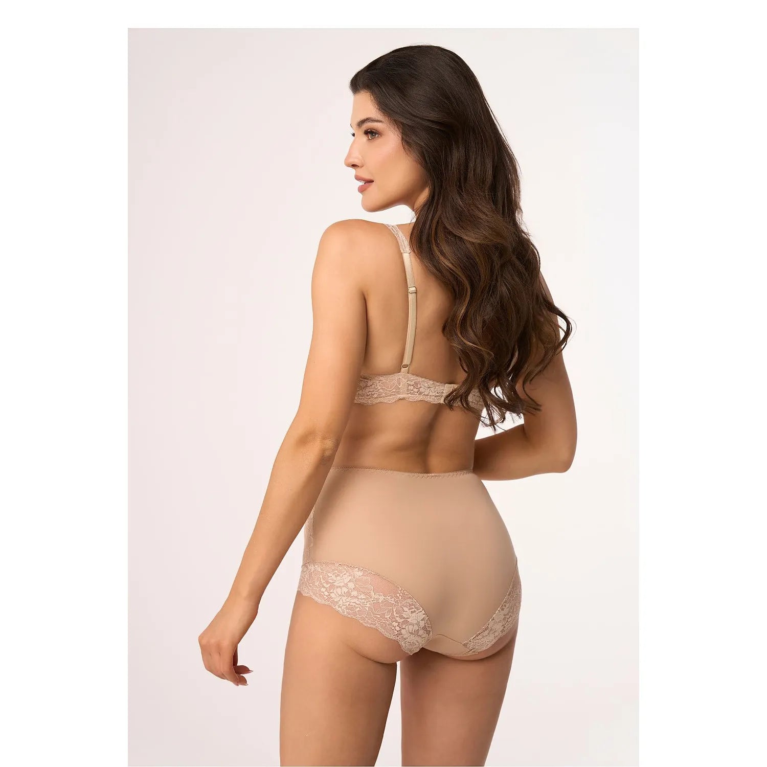 Ensemble lingerie Babell beige, soutien-gorge sans armatures, culotte taille haute dentelle florale, élégance et confort.