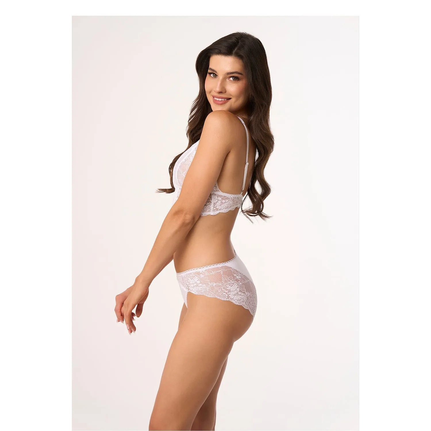 Ensemble lingerie femme dentelle blanche, bralette sans armatures et culottes, élégant et confortable pour occasions spéci...