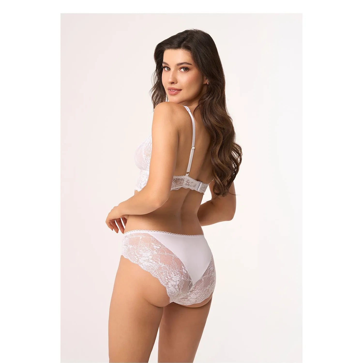 Ensemble lingerie femme blanc dentelle floral, bralette sans armatures et culotte, élégant et confortable.