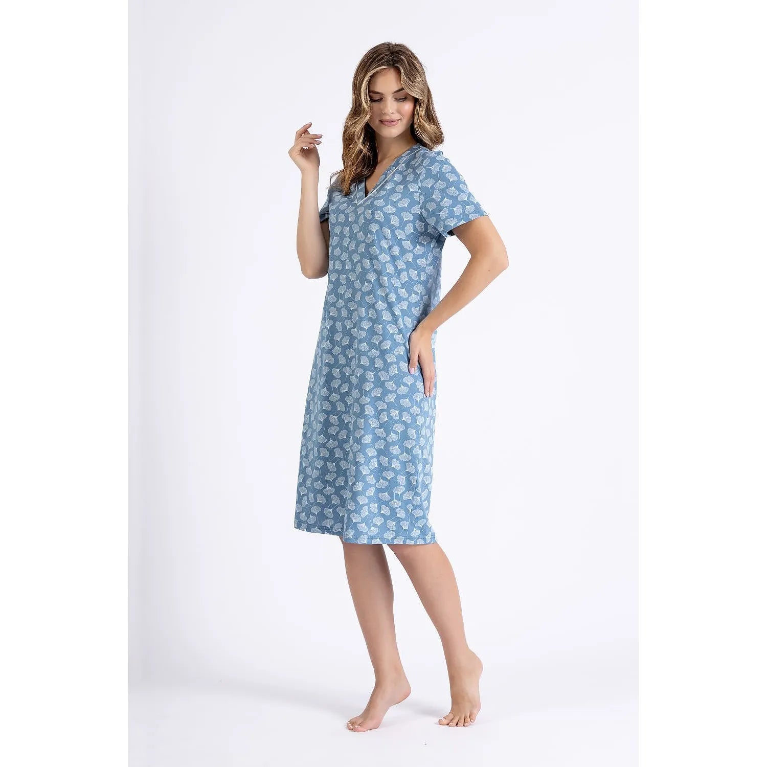 chemise nuit tricot élégante confortable décolleté V finitions subtiles passepoil coupe ample manches courtes tissu doux aéré impression délicate