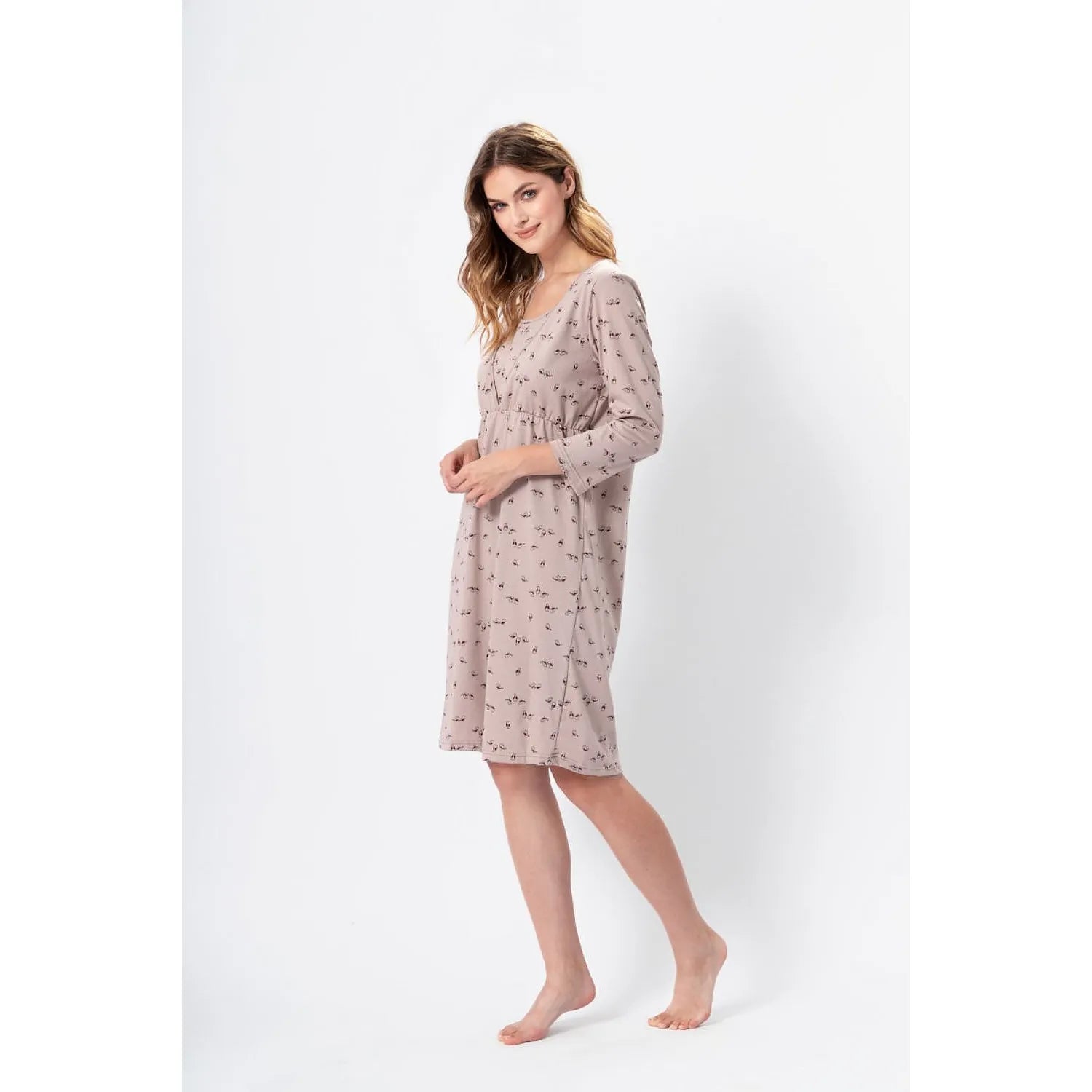 Chemise de nuit allaitante beige à motif floral, manches 7/8, col en V, longueur genou, coton doux et respirant.