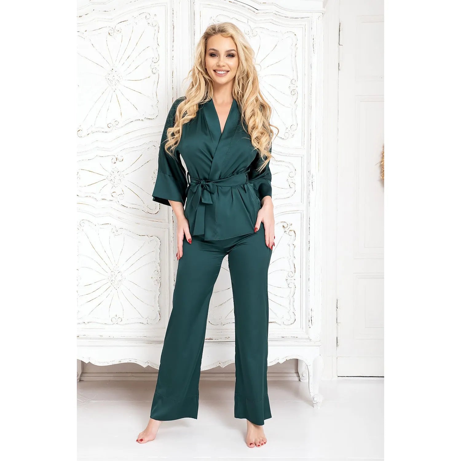 ensemble lingerie satin vert émeraude kimono pantalon ample manches longues ceinture ajustable coupe droite chevilles doux luxueux confort sensuel cadeau