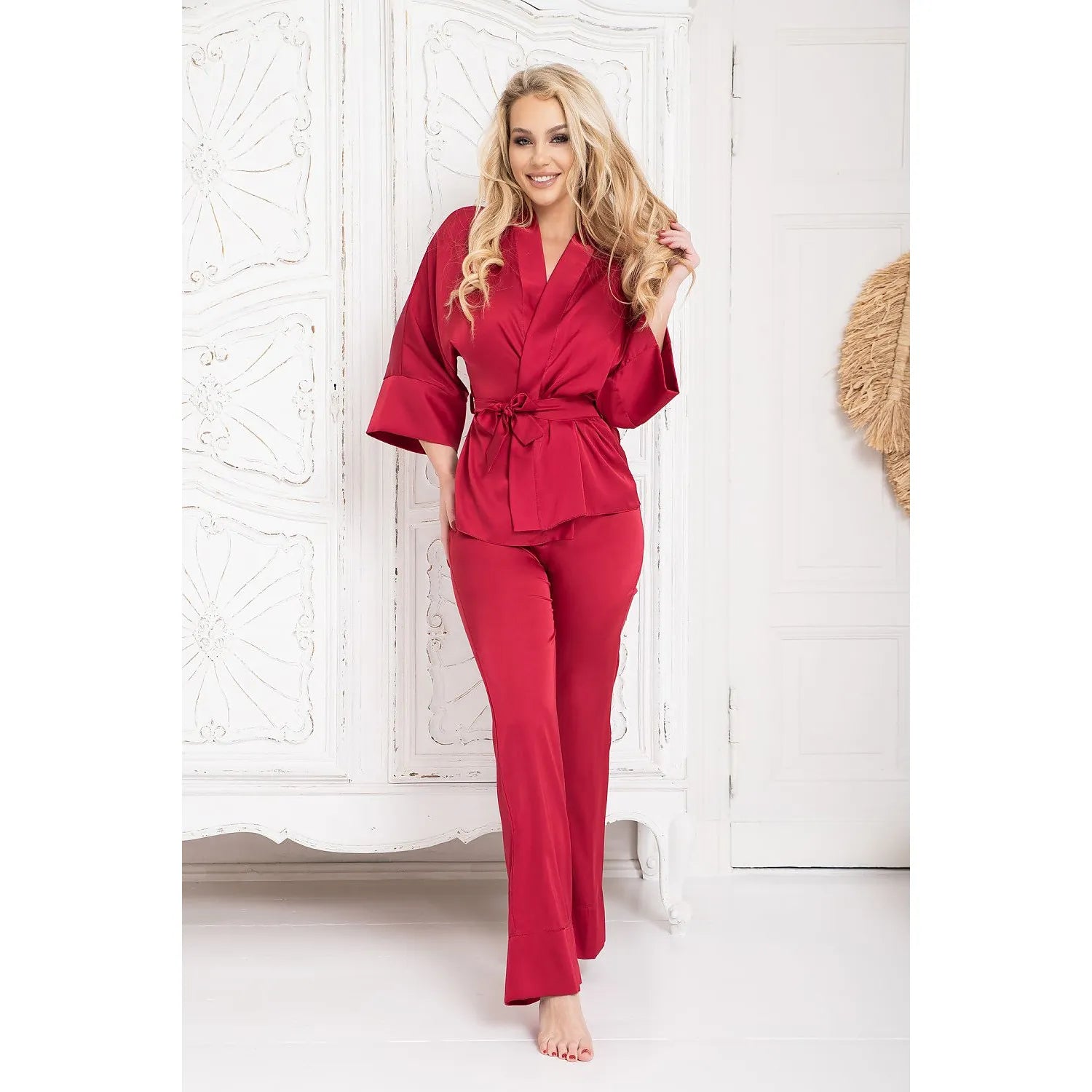 Ensemble lingerie élégant satin kimono pantalon rouge vif coupe sophistiquée matériau soyeux sexy intérieur romantique nuit romantique