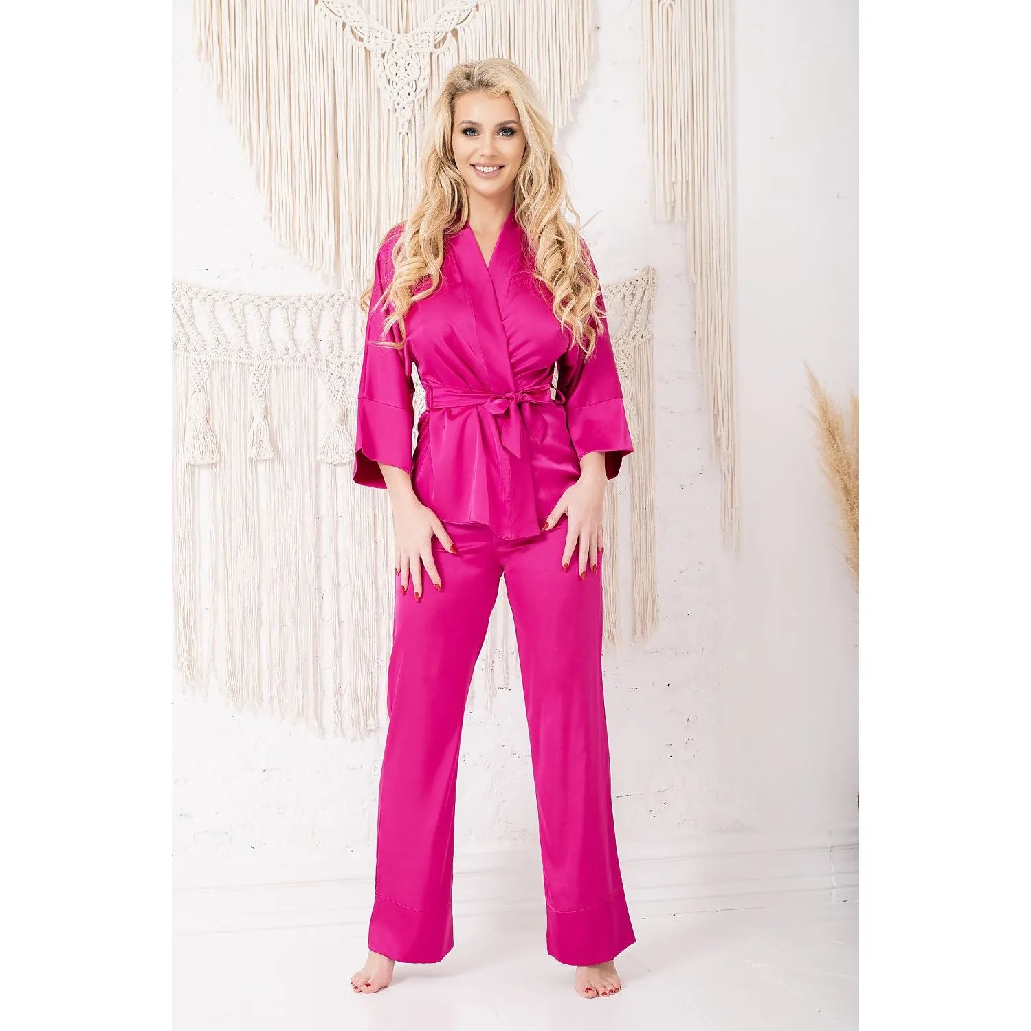 ensemble satiné magenta kimono pantalon luxe confortable soyeux manches larges ceinture nouée coupe droite ample coutures soignées cadeau romantique intérieur