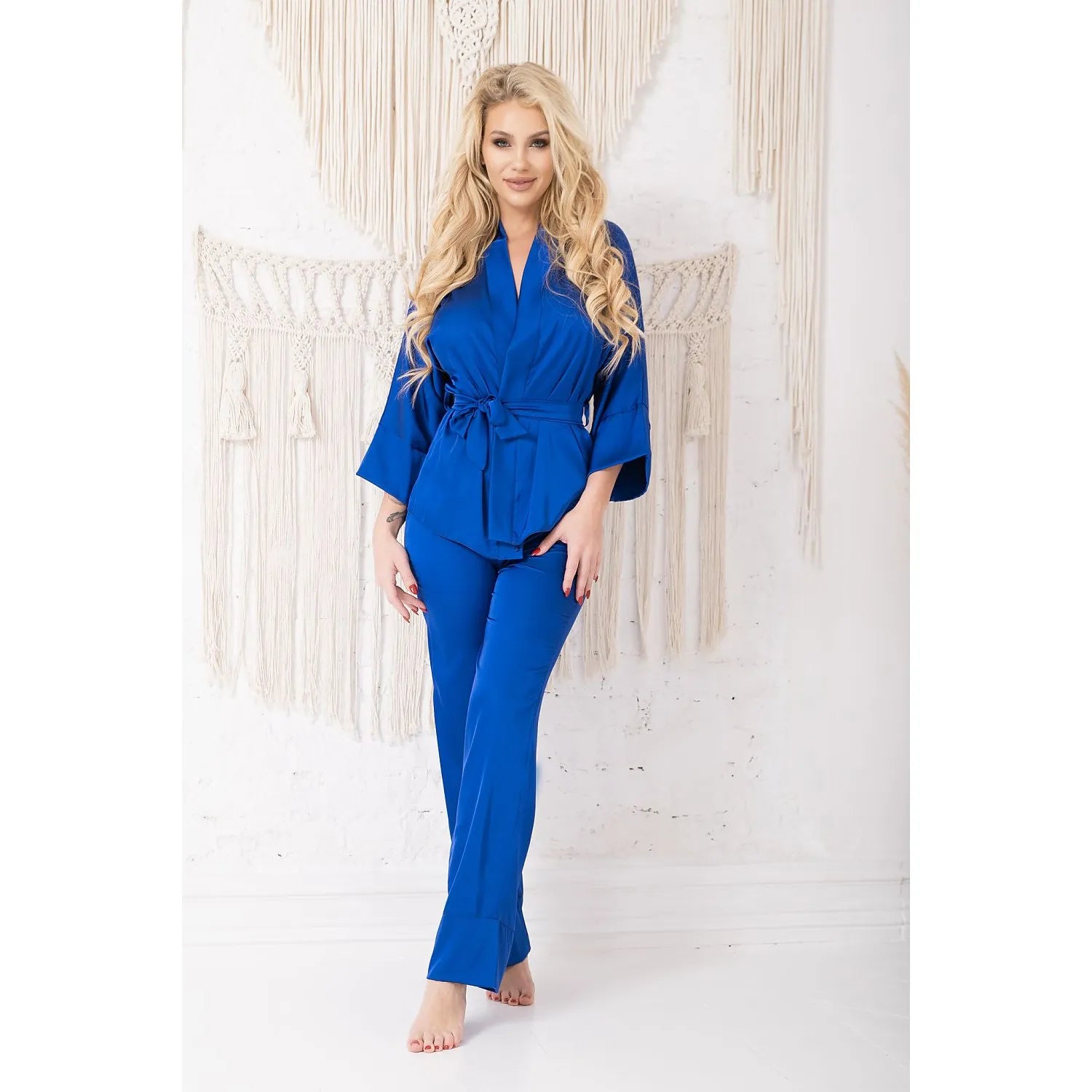 Ensemble pyjama satin élégant kimono robe pantalon droit ceinture manches larges soyeux confortable sexy luxe bleu vif