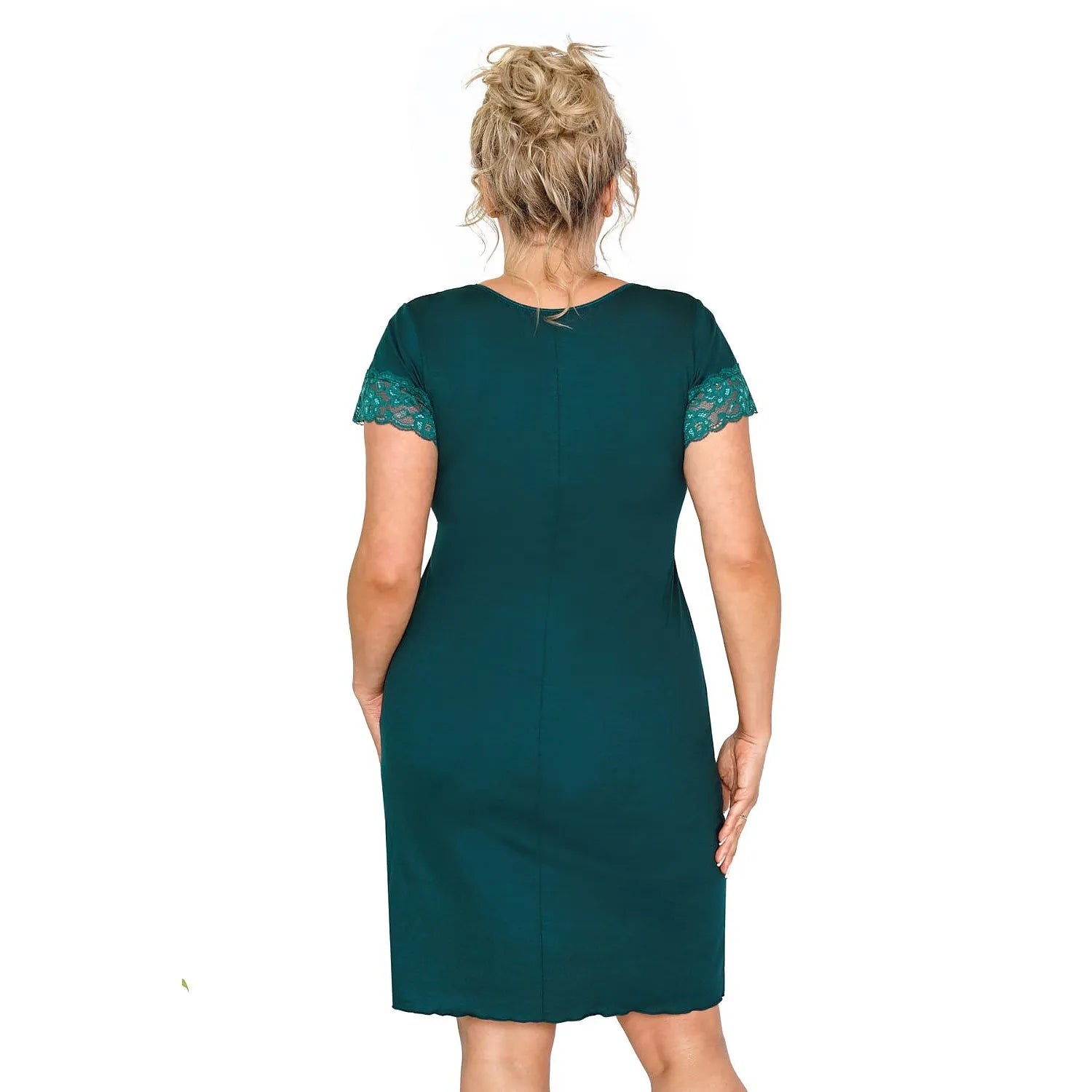 Chemise de nuit verte élégante, manches courtes dentelle, décolleté V, longueur mi-cuisse, design raffiné.