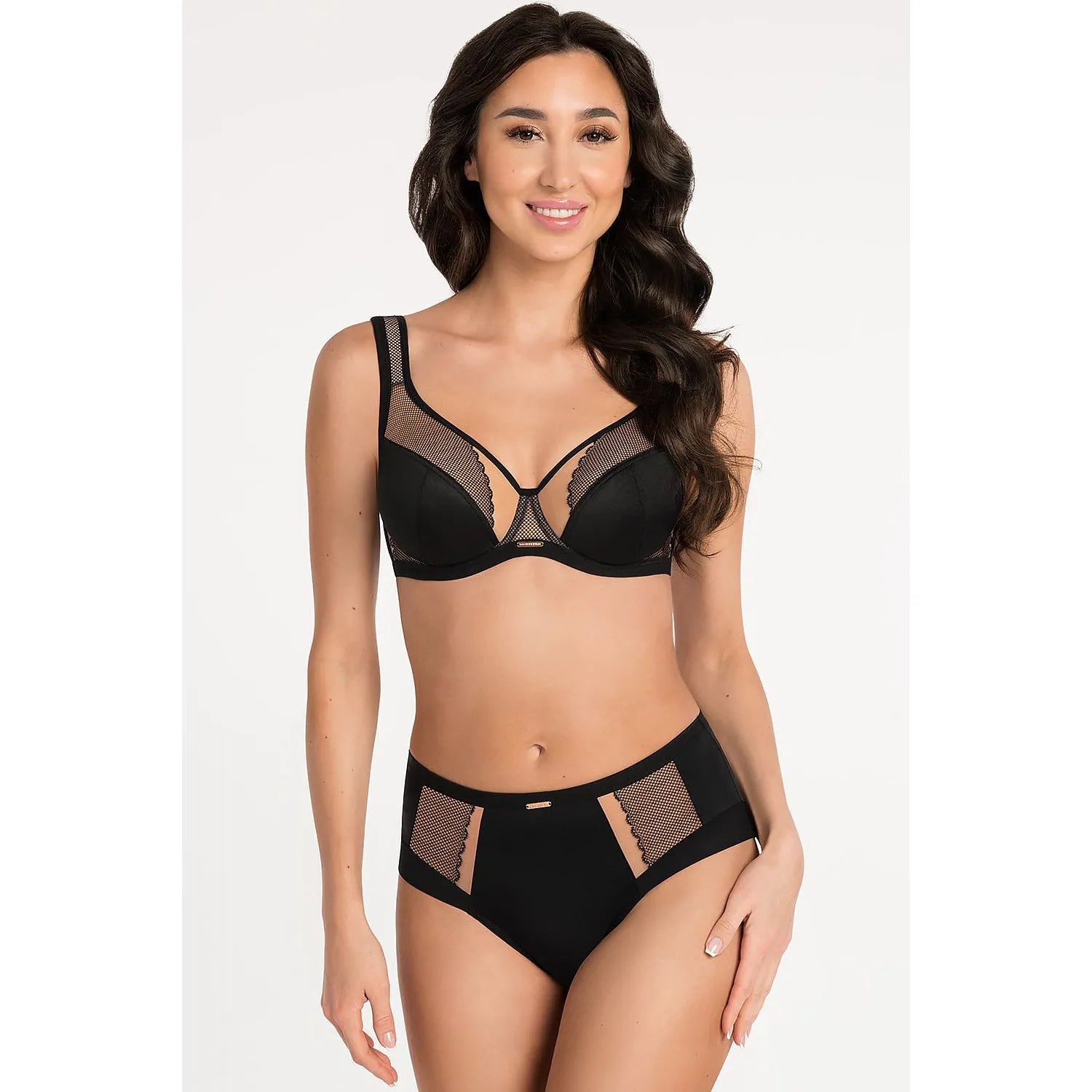 Ensemble lingerie noire Gorsenia en microfibre avec dentelle et maille transparente, design élégant et confortable.
