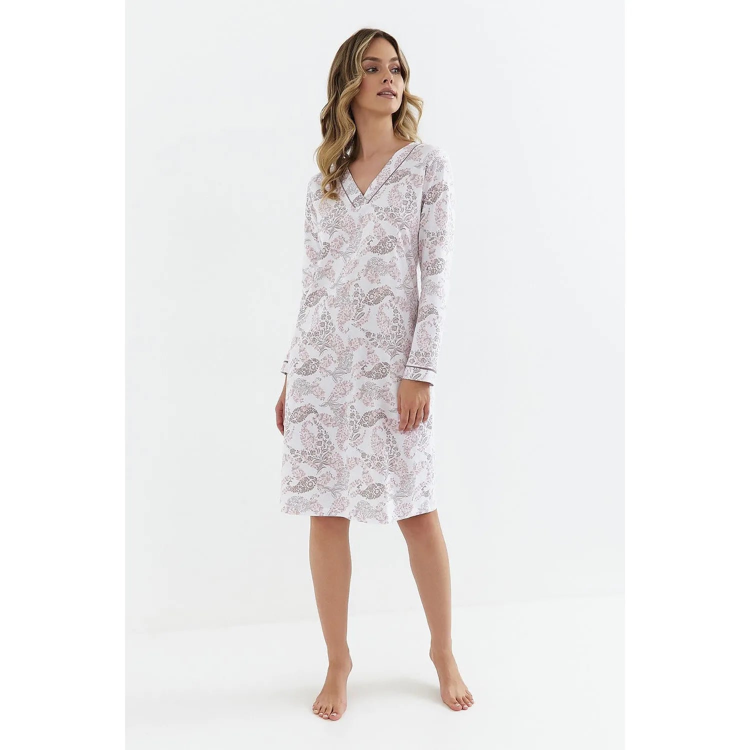 Chemise de nuit élégante manches longues col V motifs floraux, coton/polyester, lingerie femme confortable.