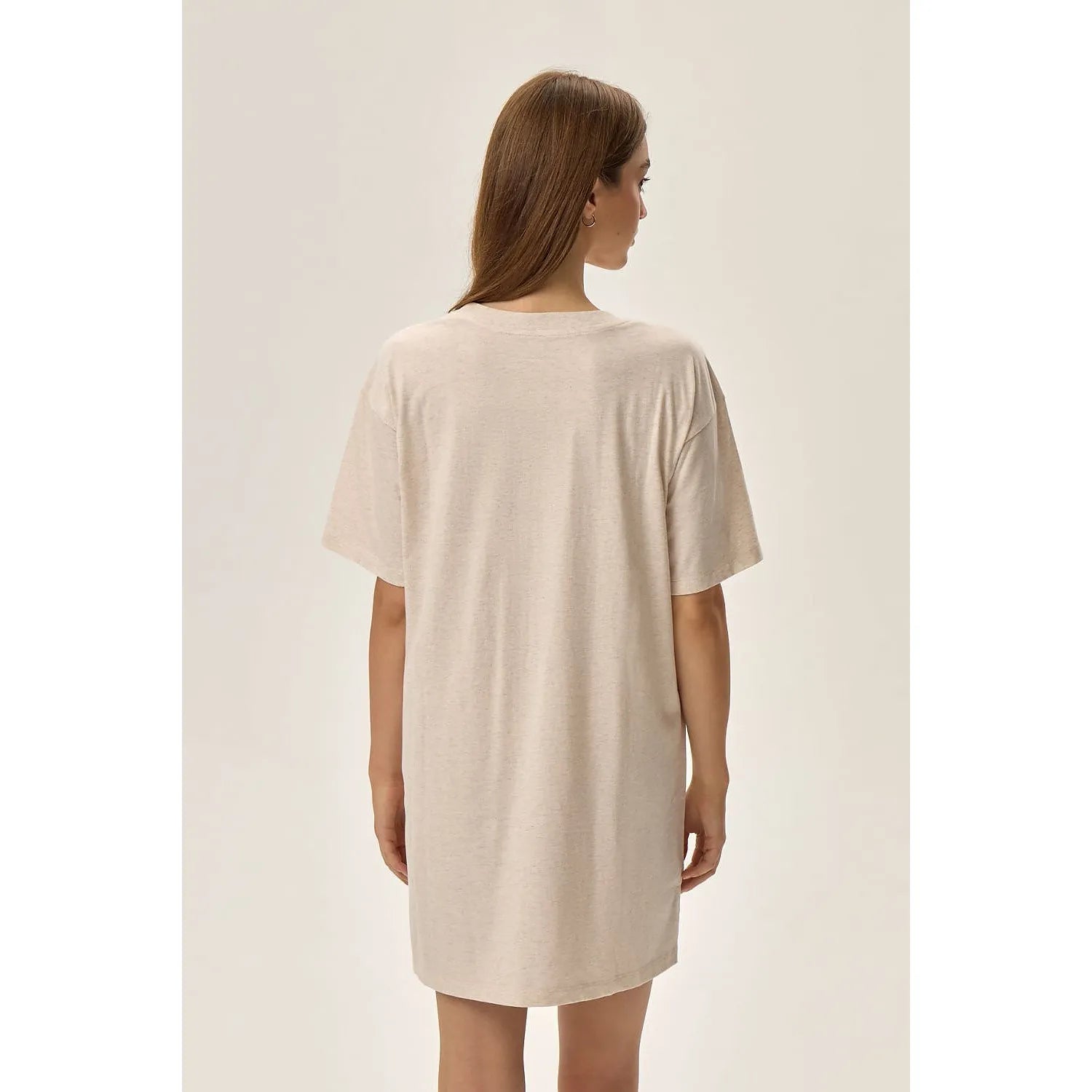 Chemise de nuit beige clair motif lunaire cosmique, manches courtes, coton polyester, coupe ample, confort nocturne.