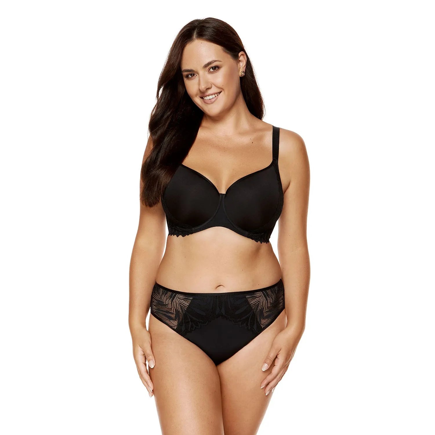 Femme portant ensemble lingerie noir Gorteks 201070, dentelle élégante, soutien-gorge à armatures, culotte taille haute.
