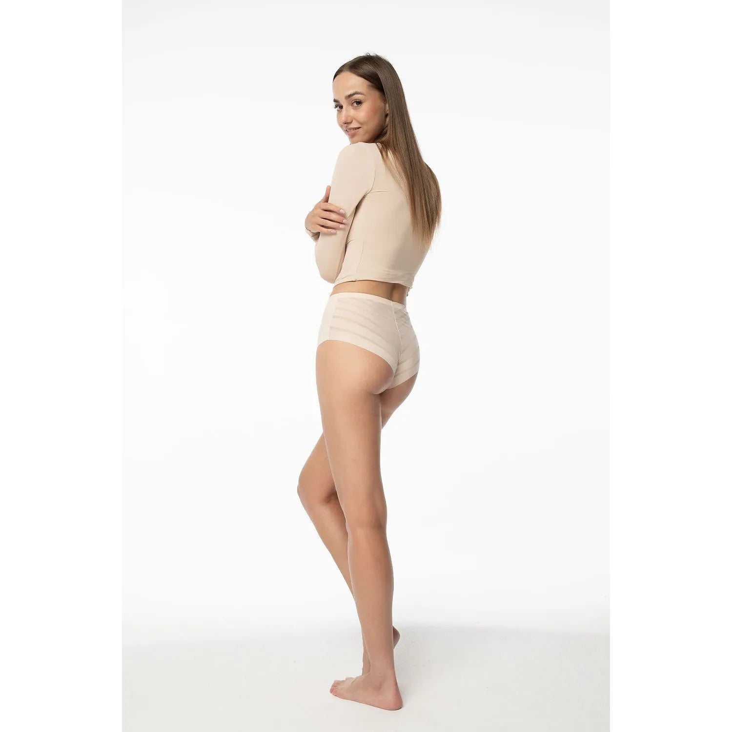 Culotte brésilienne beige Julimex 203209, taille haute, dos décoratif, élégante et discrète, portée par un modèle.