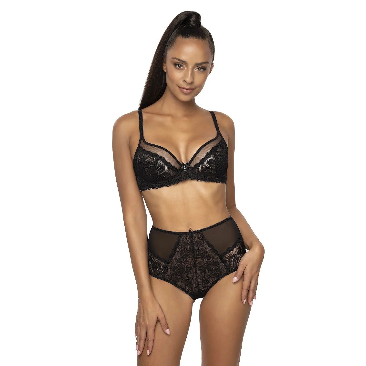 Culotte taille haute noire en dentelle florale translucide, élégante et confortable, mettant en valeur la silhouette.