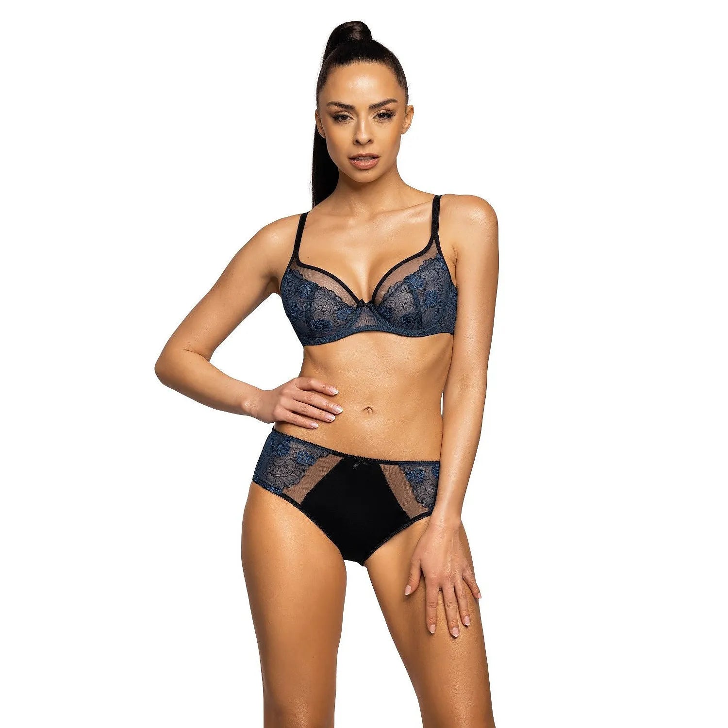 Culotte Saddie noire en microfibre avec dentelle florale, taille moyenne, élégante et confortable pour femmes.