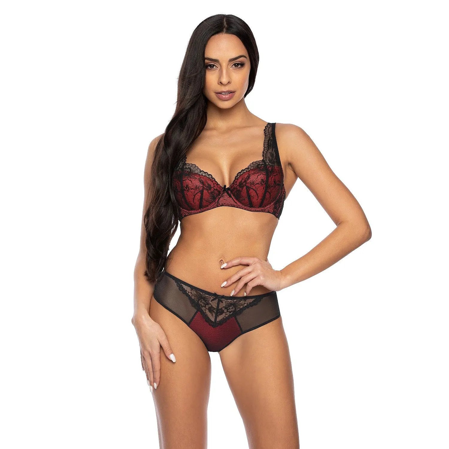 Culottes féminines en dentelle noire et bordeaux, design élégant avec détails floraux, confort et ajustement parfait.
