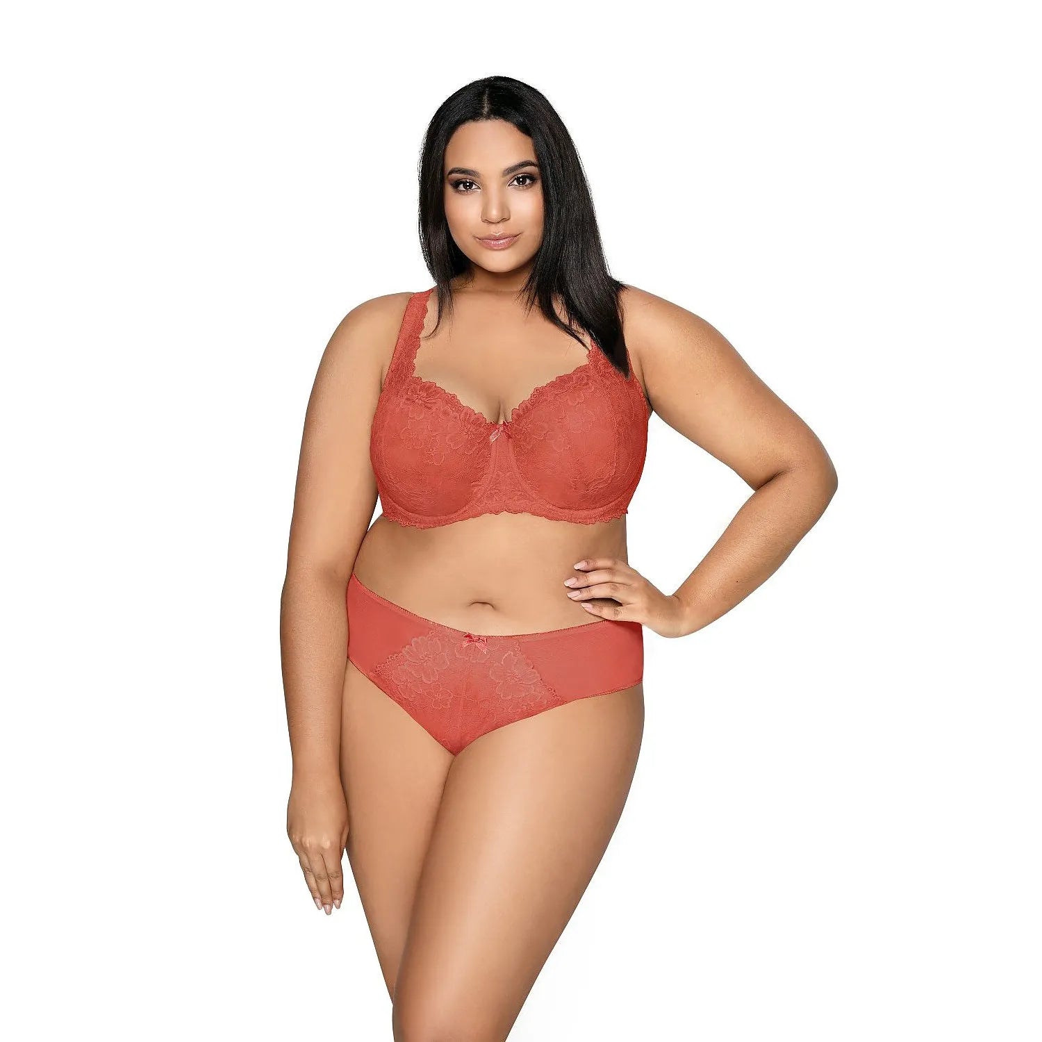 Culotte en dentelle rouge-orange, coupe classique mi-haute, nœud décoratif, allure sensuelle et confort quotidien.