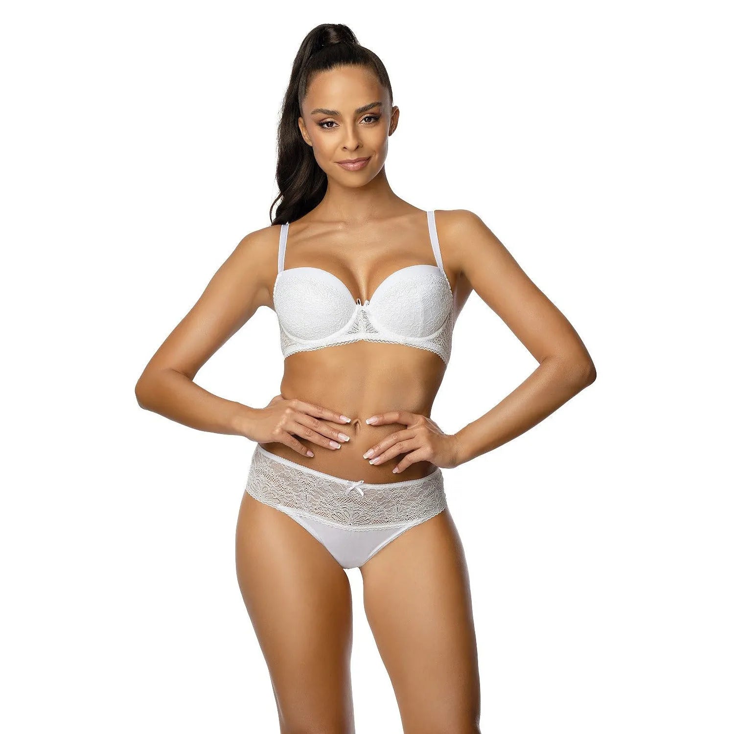 Culotte dentelle blanche motifs floraux, ceinture large, satin brillant, design triangle, confort et maintien optimal.