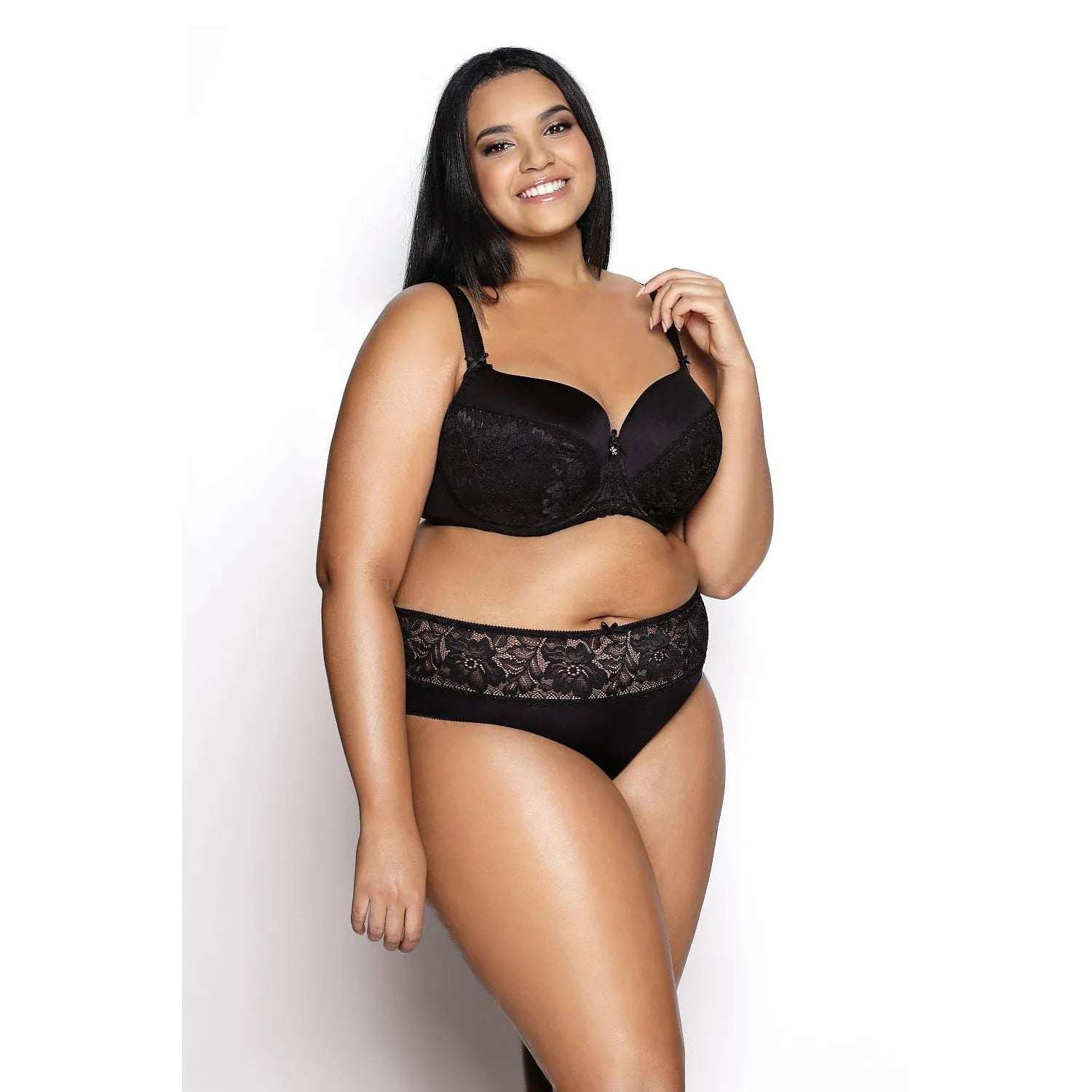 Culotte noire en dentelle florale, taille haute, extensible, élégante, pour formes généreuses, confort et style intemporel.