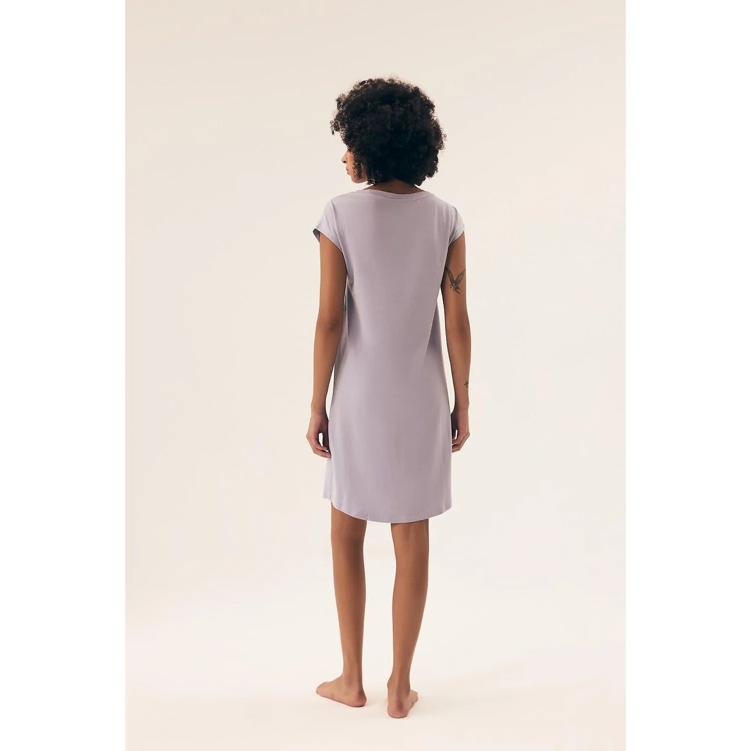 Chemise de nuit Henderson 208592, manches courtes, encolure ronde, couleur apaisante, tissu doux et respirant.