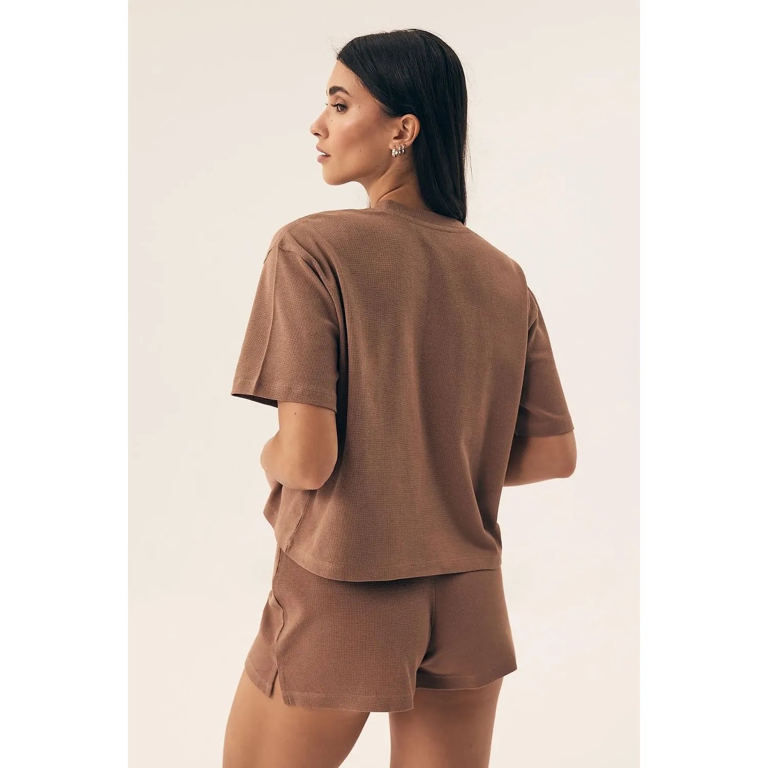Pyjama femme marron, t-shirt manches courtes et short ceinture élastique, style minimaliste et confortable.