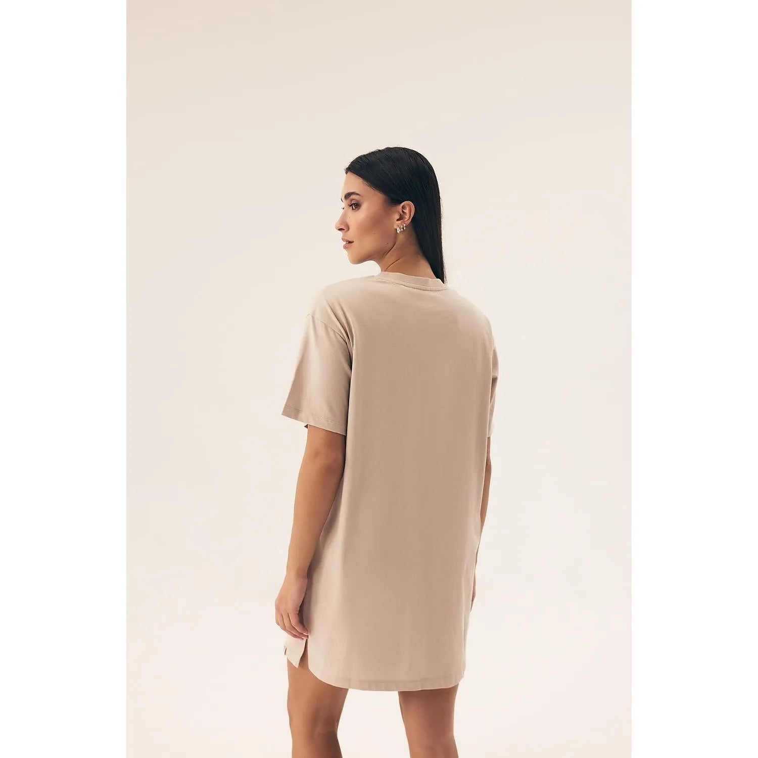 Chemise de nuit satinée beige Henderson, manches courtes, décolleté arrondi, fentes latérales, longueur genou.