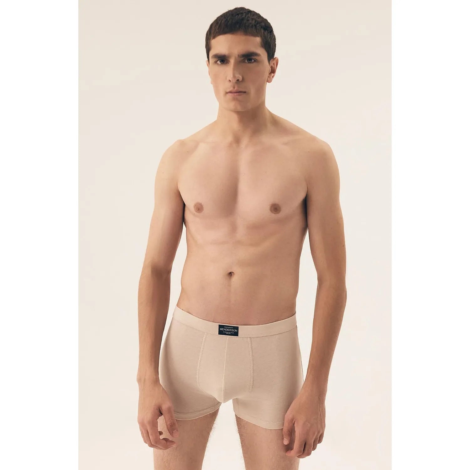 Boxer homme beige Henderson 209613, coupe classique, ceinture élastique large, tissu coton élasthanne doux et respirant.