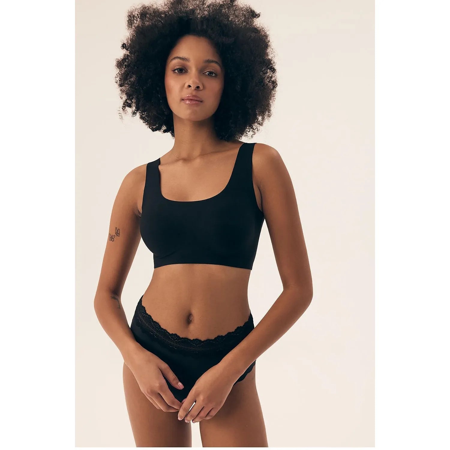ensemble lingerie féminine élégante sans coutures soutien gorge brassière bretelles larges culotte dentelle extensible nylon élasthanne confort quotidien discret noir