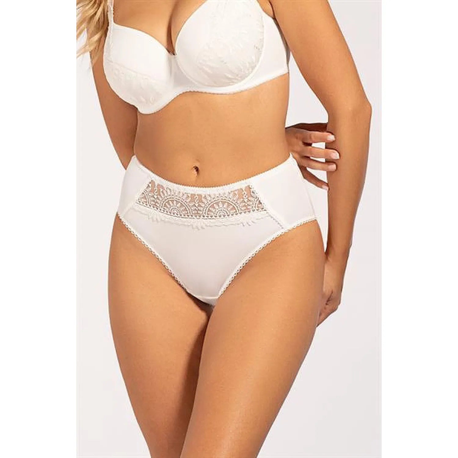 ensemble lingerie blanche culottes taille haute dentelle florale soutien gorge armatures coques moulées bretelles ajustables confort féminine sophistiquée sensuelle