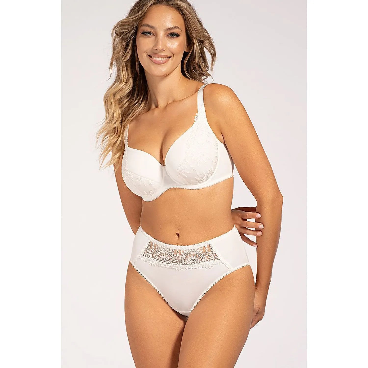 Ensemble lingerie blanche avec soutien-gorge armatures et culottes taille haute dentelle florale, style sophistiqué.