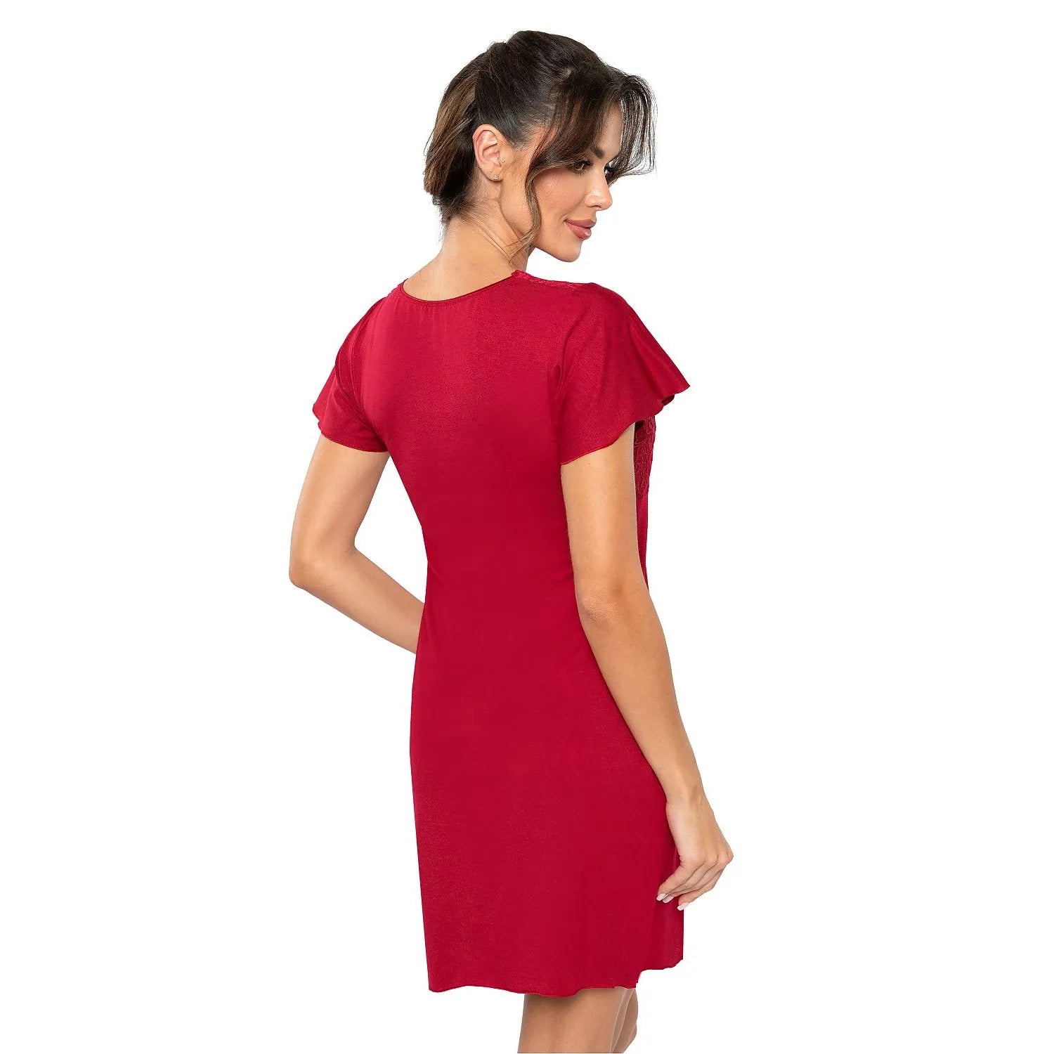 Chemise de nuit rouge en viscose, décolleté V dentelle, manches courtes, élégance féminine et confort pour sommeil.