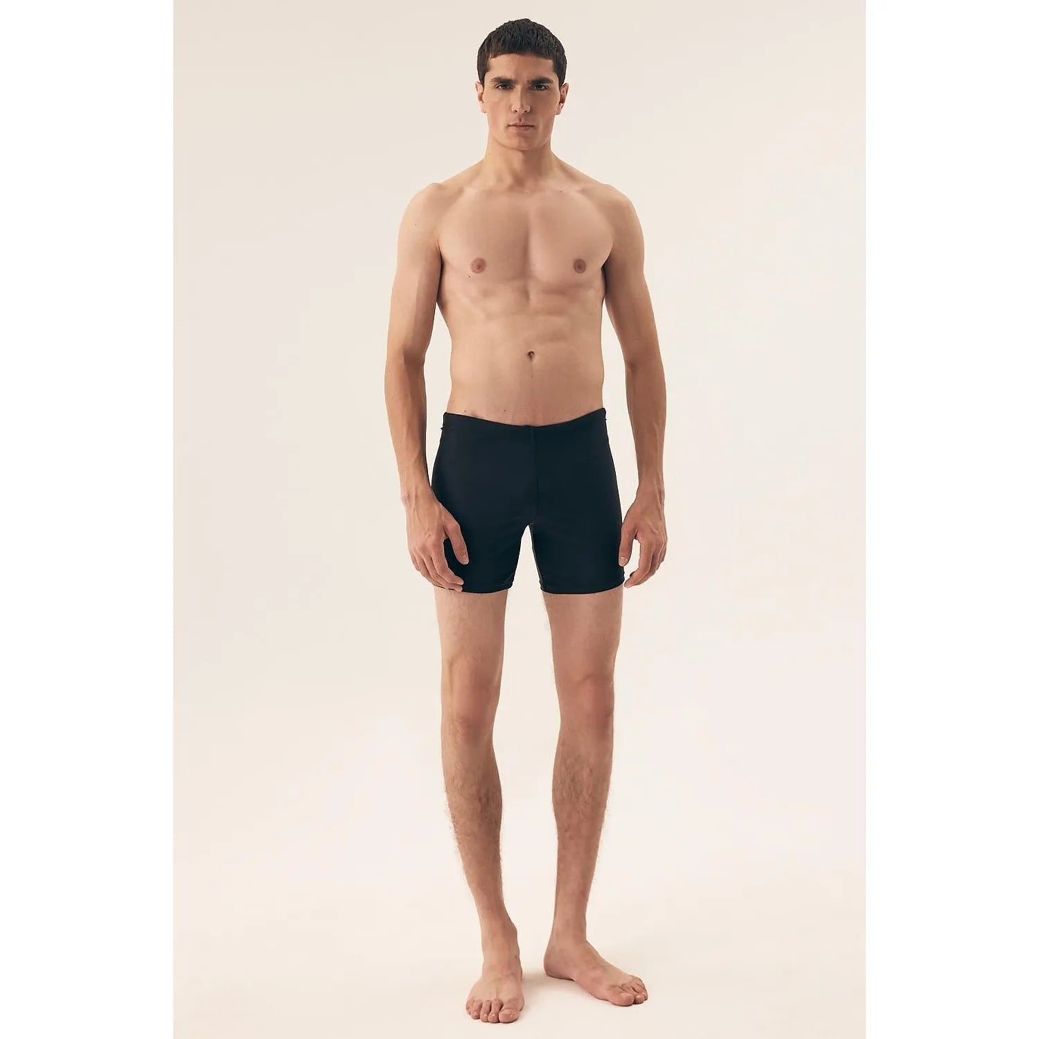 Boxer noir homme ajusté, élégant, coutures invisibles, ceinture élastique, confort coton modal, silhouette épurée.