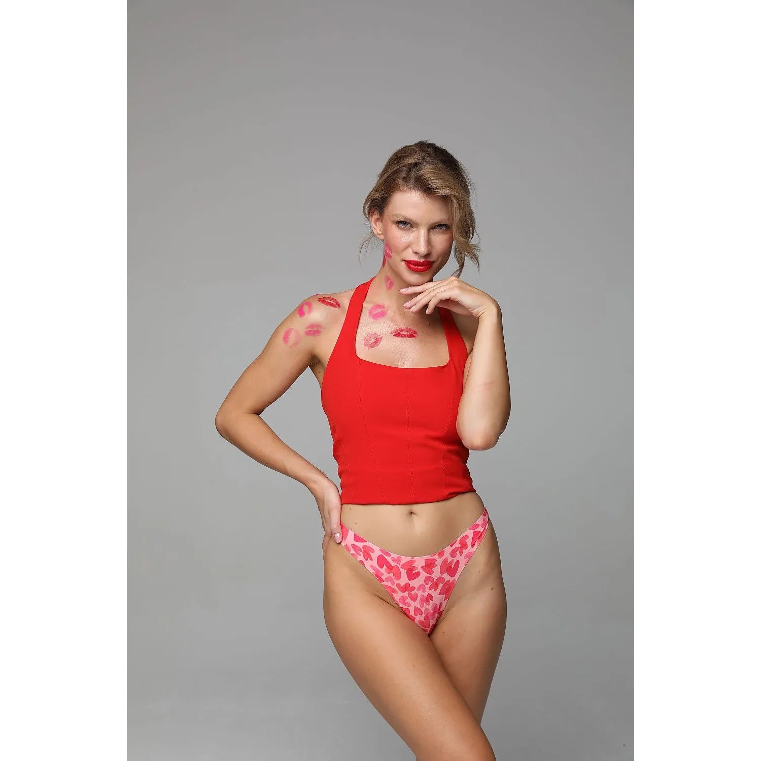 Culottes brésiliennes Julimex 211663 roses à motifs, taille haute, ajustement Perfect Fit, portées avec un haut rouge.