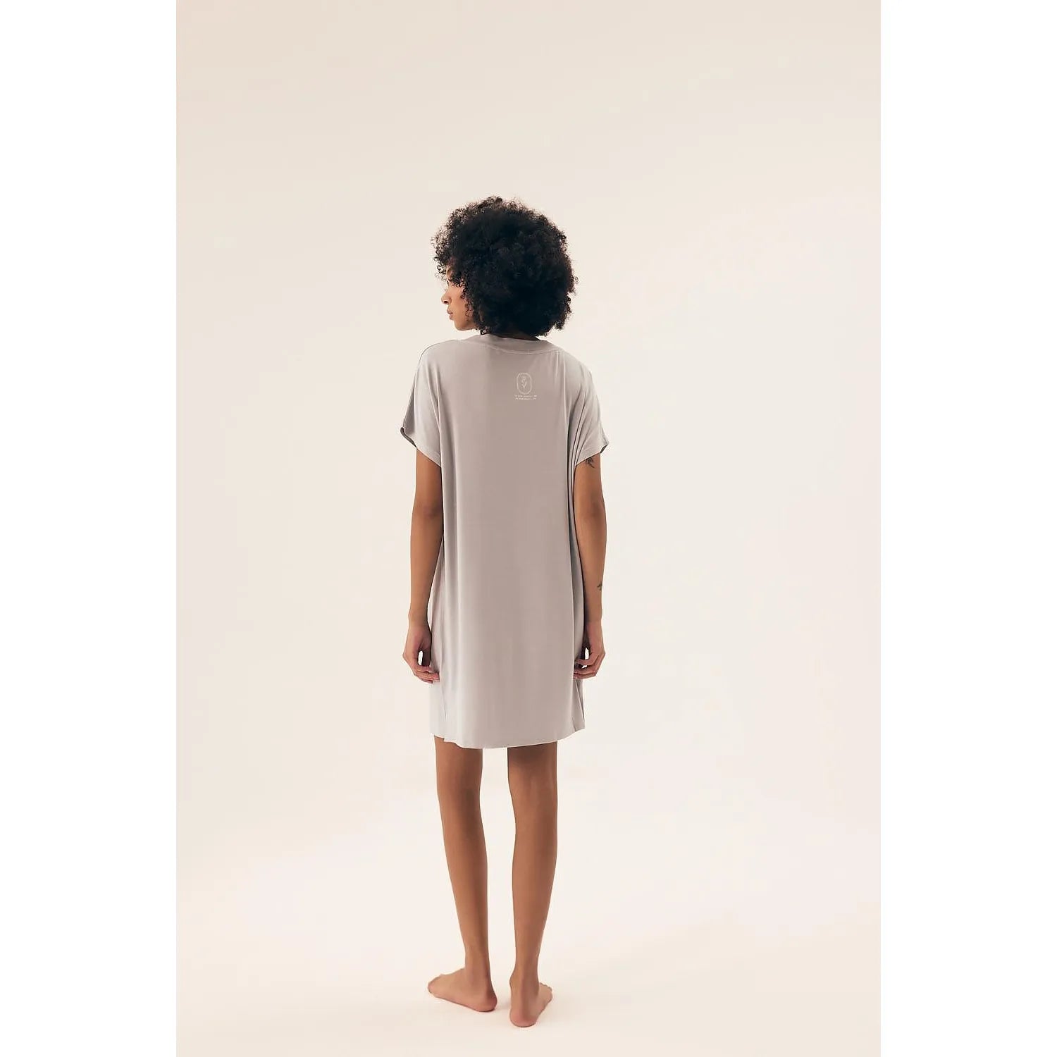 Chemise de nuit gris clair, manches courtes, décolleté V, coupe ample, longueur genoux, fentes latérales.