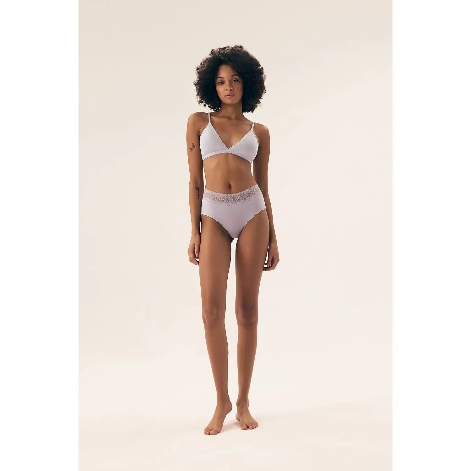 Ensemble lingerie femme, soutien-gorge sans armature et culotte haute en dentelle douce, couleur lavande, confort et éléga...