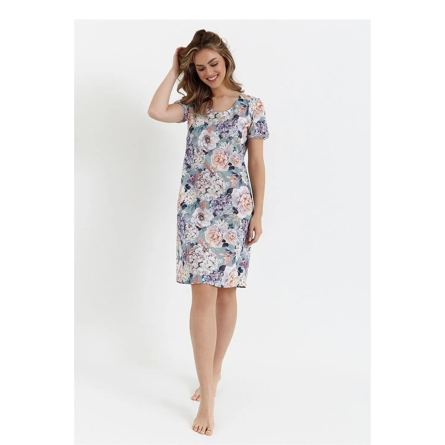 Chemise de nuit florale pastel bleu rose, manches courtes, dentelle, décolleté ample, tissu respirant, élégante.