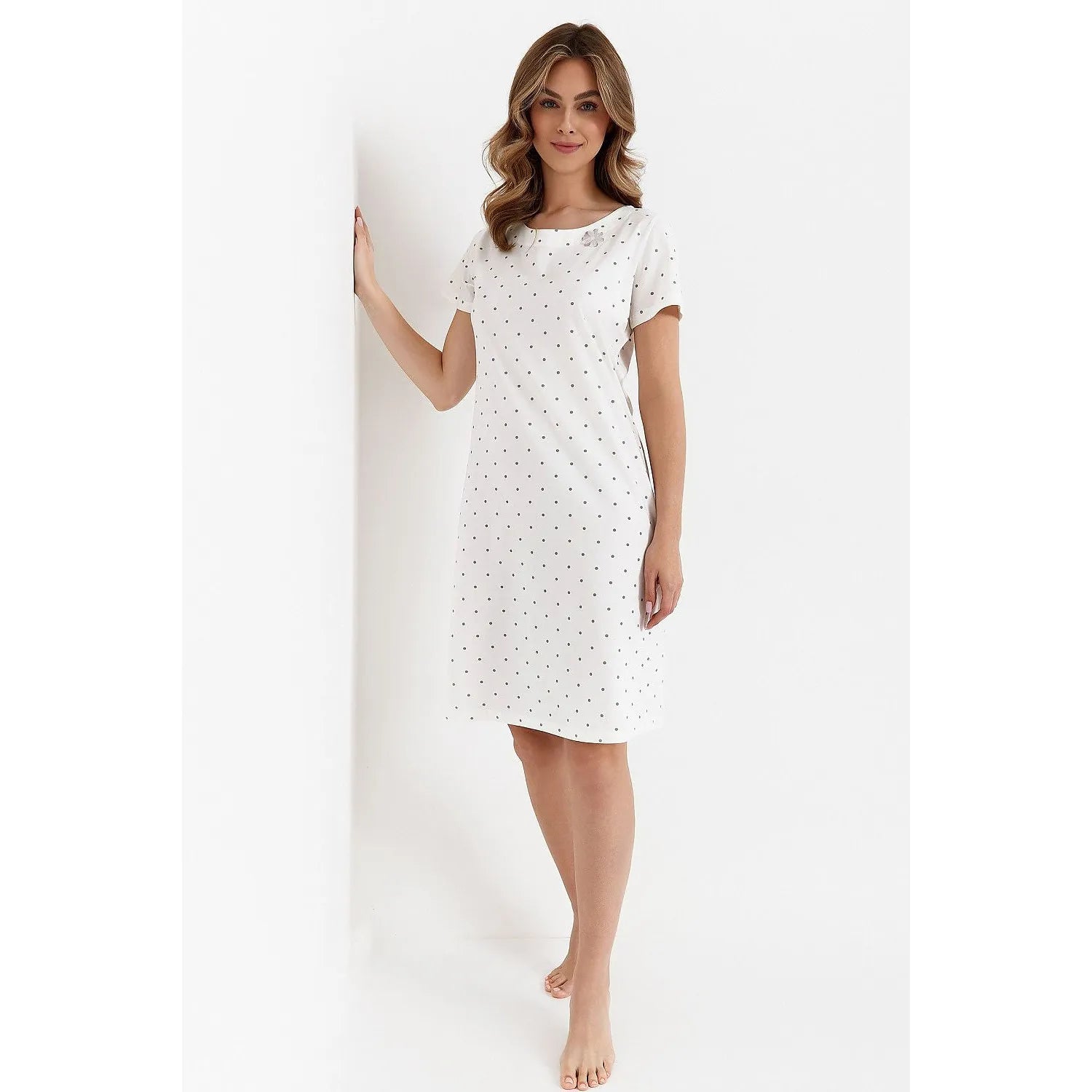 Chemise de nuit blanche à pois noirs, manches courtes, col rond, en coton, idéale pour nuits chaudes et confort optimal.