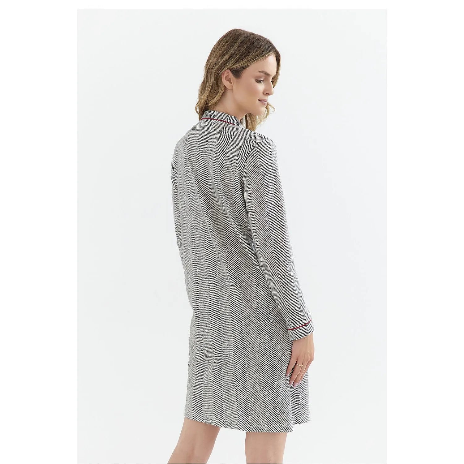 Chemise de nuit grise en coton doux, coupe ample, manches longues, col classique, idéale pour détente à la maison.
