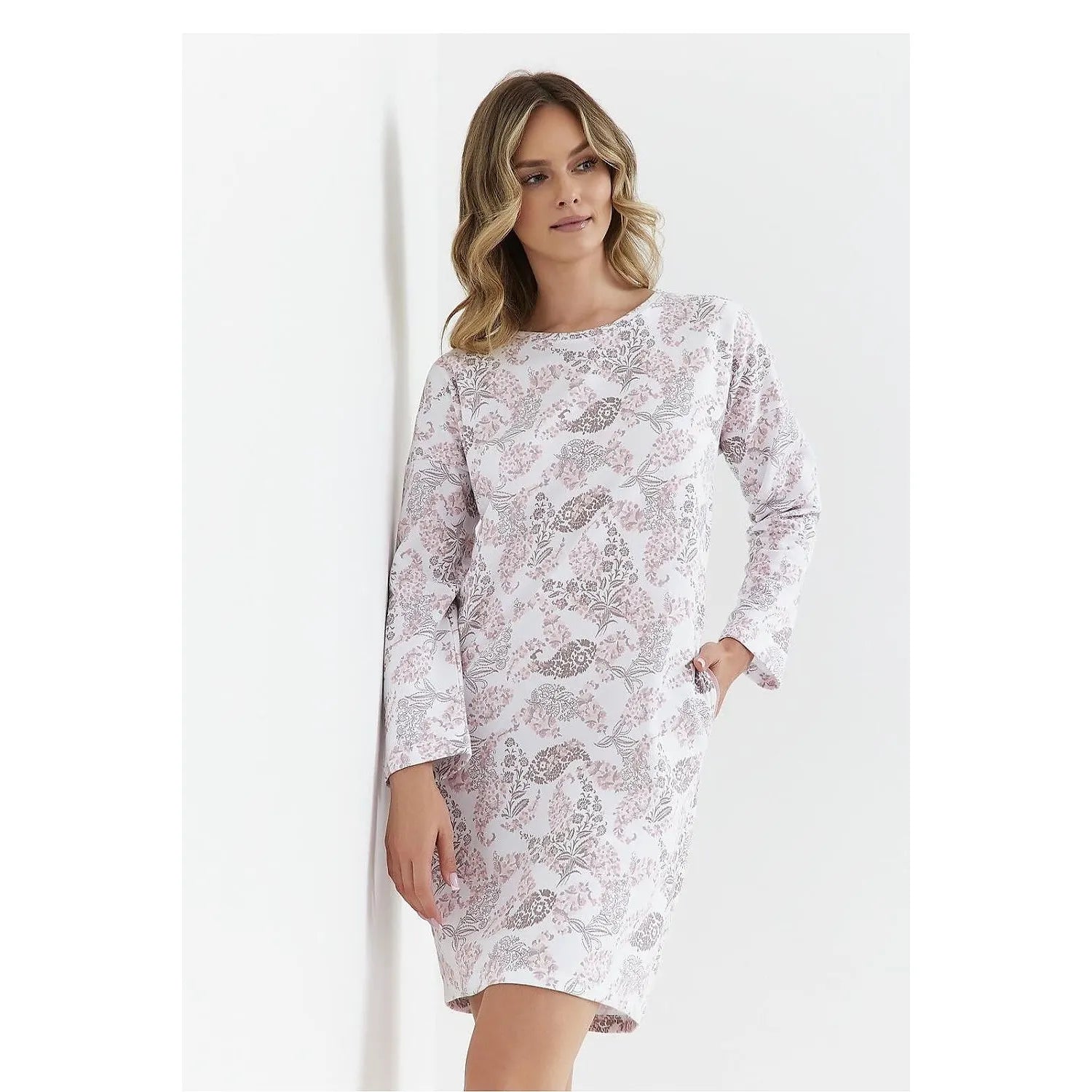 Chemise de nuit longues manches motif floral tissu doux comfort sommeil détente lingerie féminine élégance discrétion