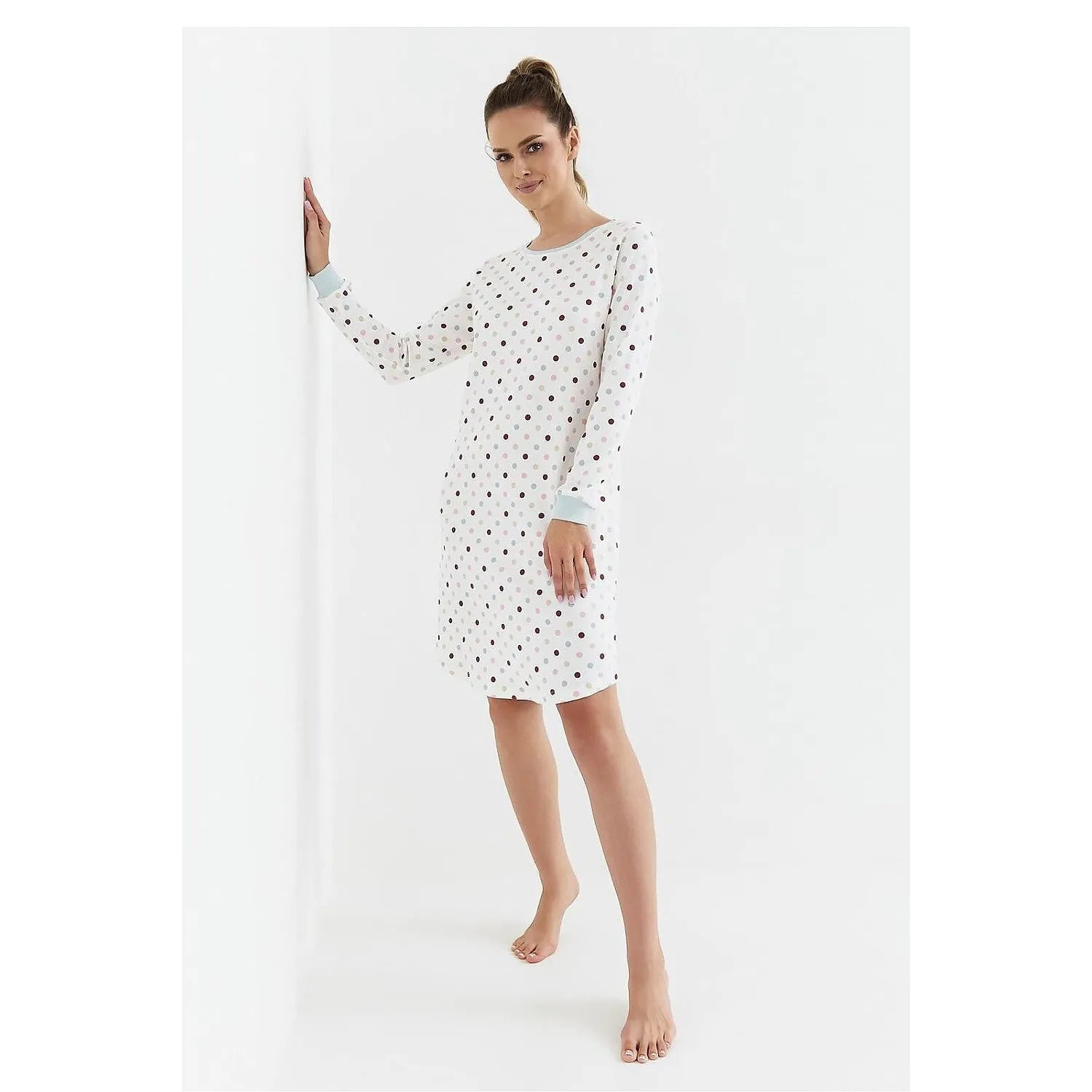 Chemise de nuit blanche à pois, manches longues, poignets côtelés, élégante et confortable, modèle 212762 Cana.
