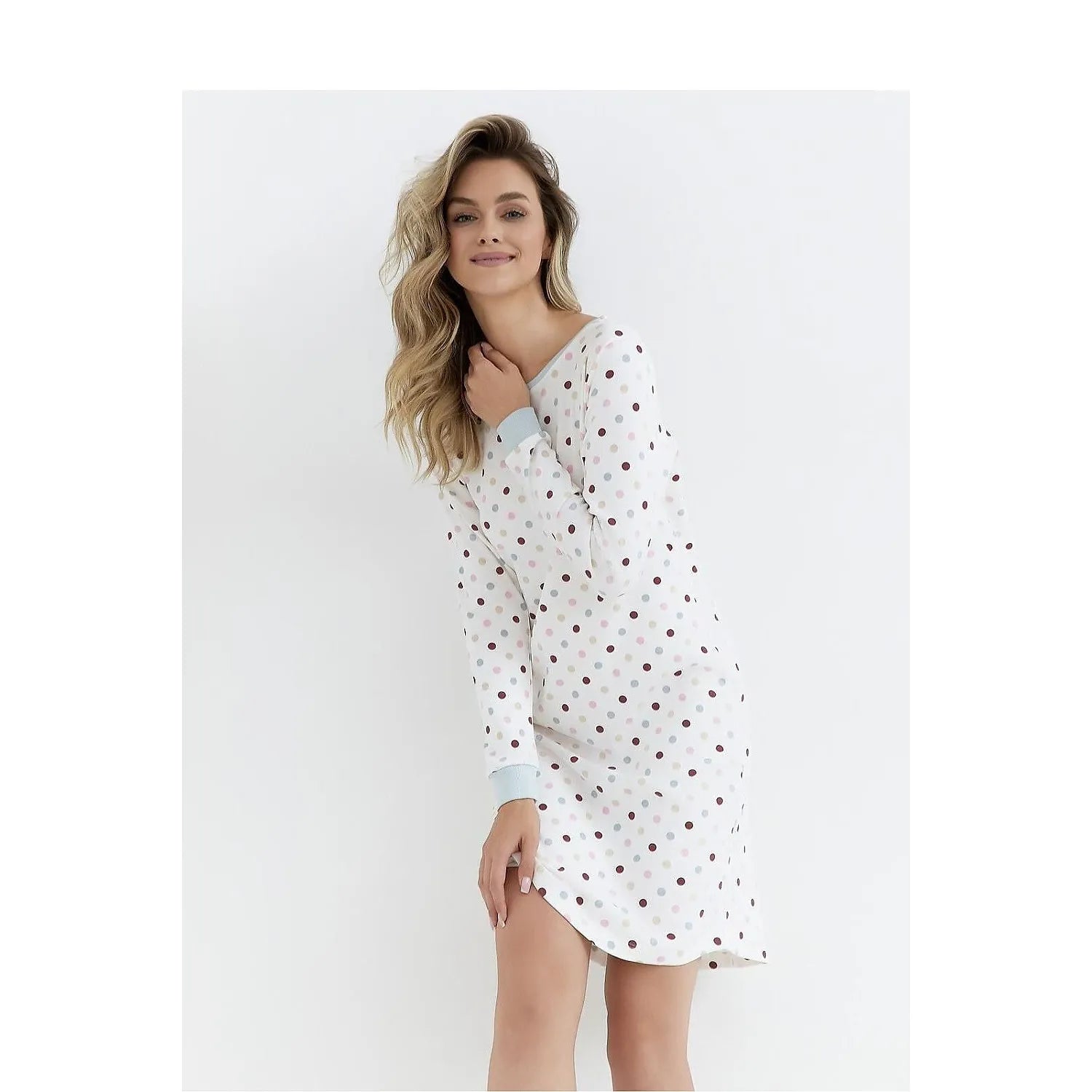 Chemise de nuit blanche à pois, manches longues, poignets côtelés, modèle 212762 Cana, élégance et confort en coton.