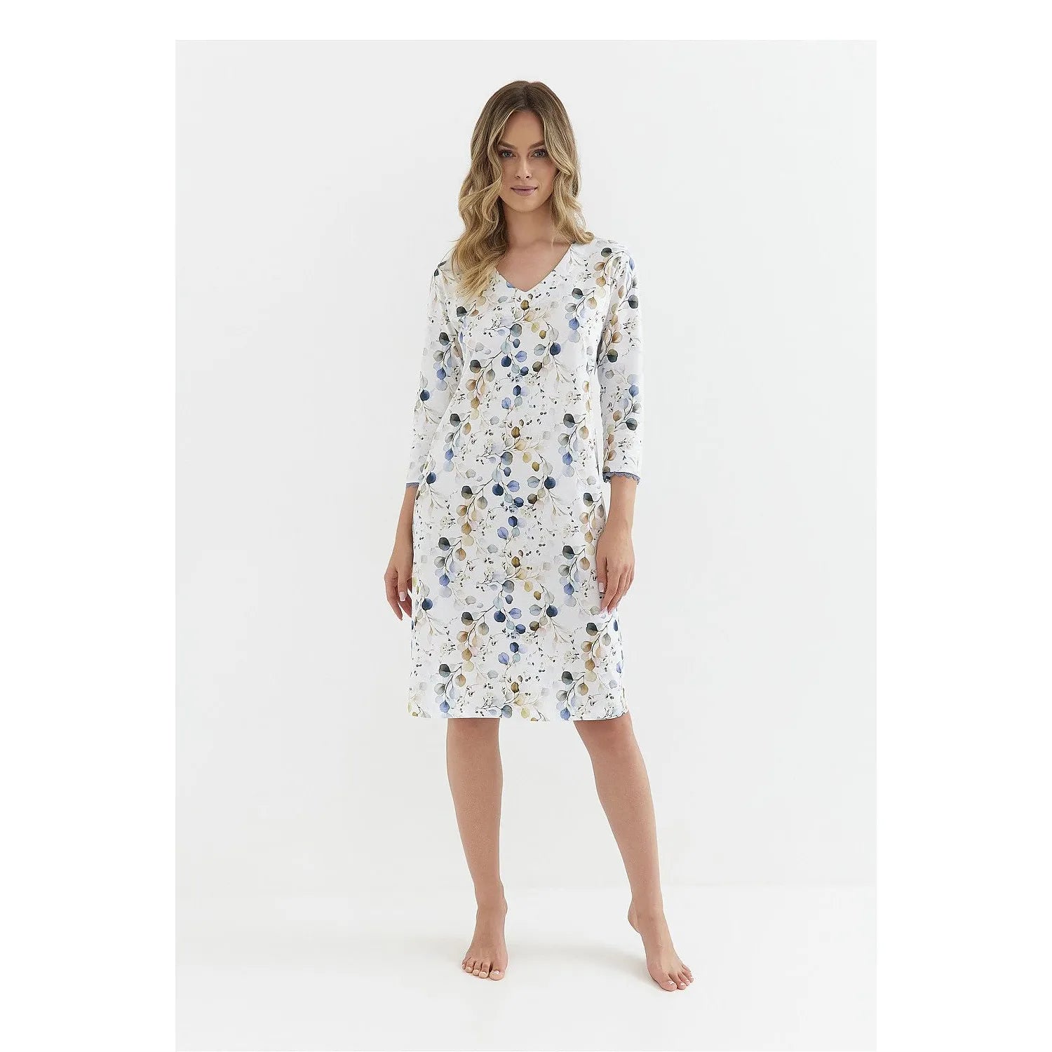 Chemise de nuit femme coton imprimé floral, col V, manches 3/4, coupe droite, élégante et confortable.
