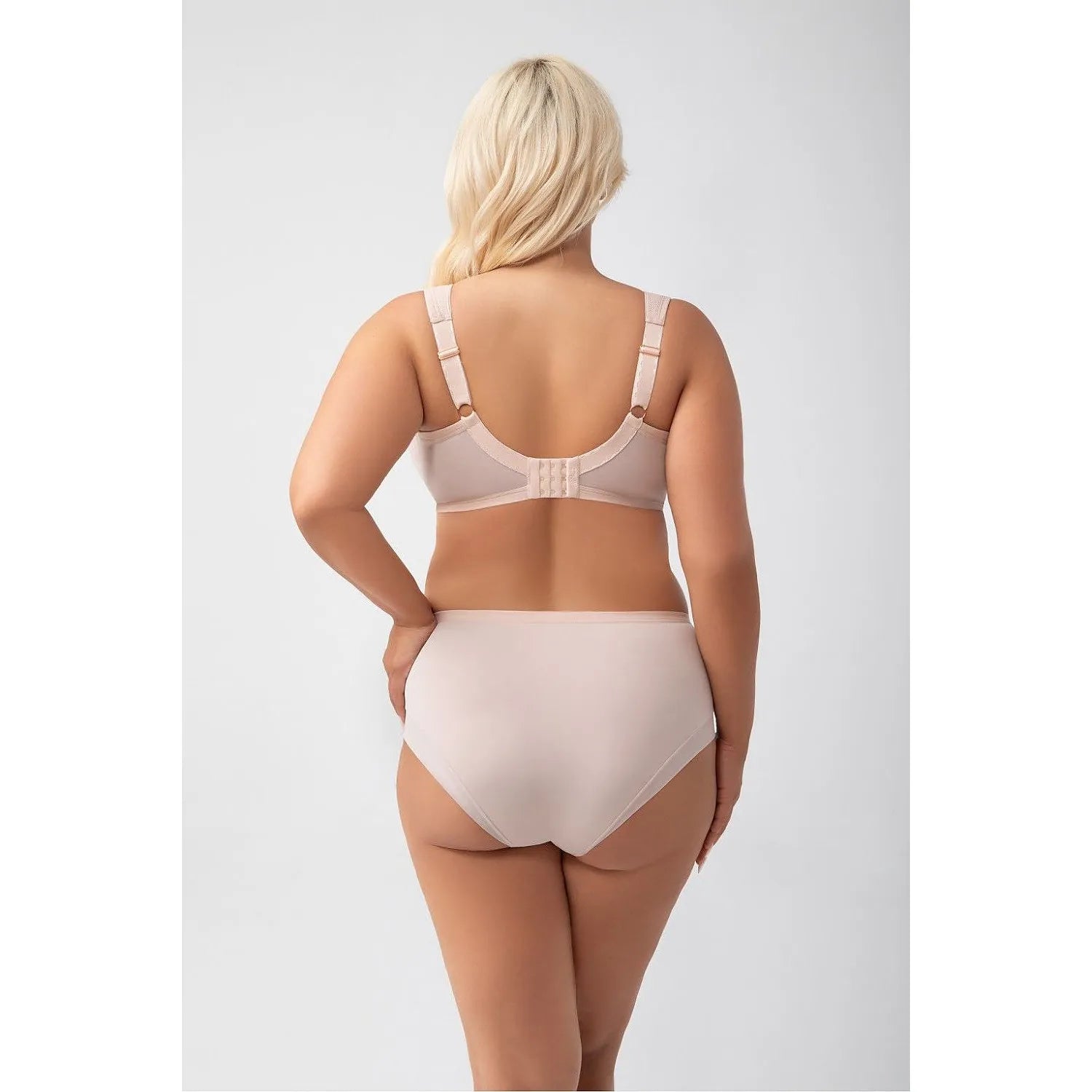 Ensemble lingerie Gorsenia beige, culotte taille haute et soutien-gorge bonnets complets, dentelle transparente.