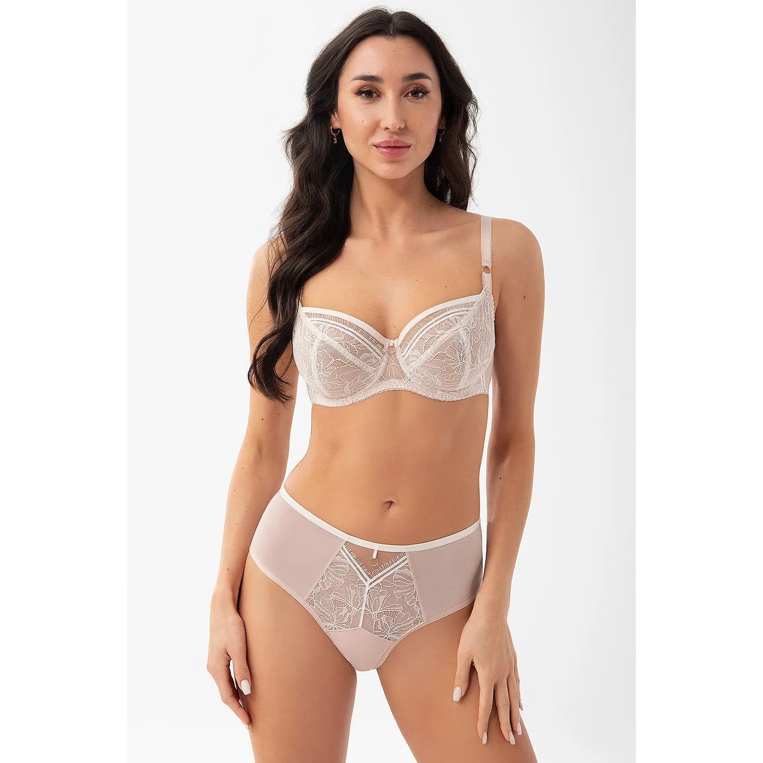 Culottes brésiliennes Gorsenia beige rosé en tulle élastique avec dentelle florale, confort et élégance discrète.