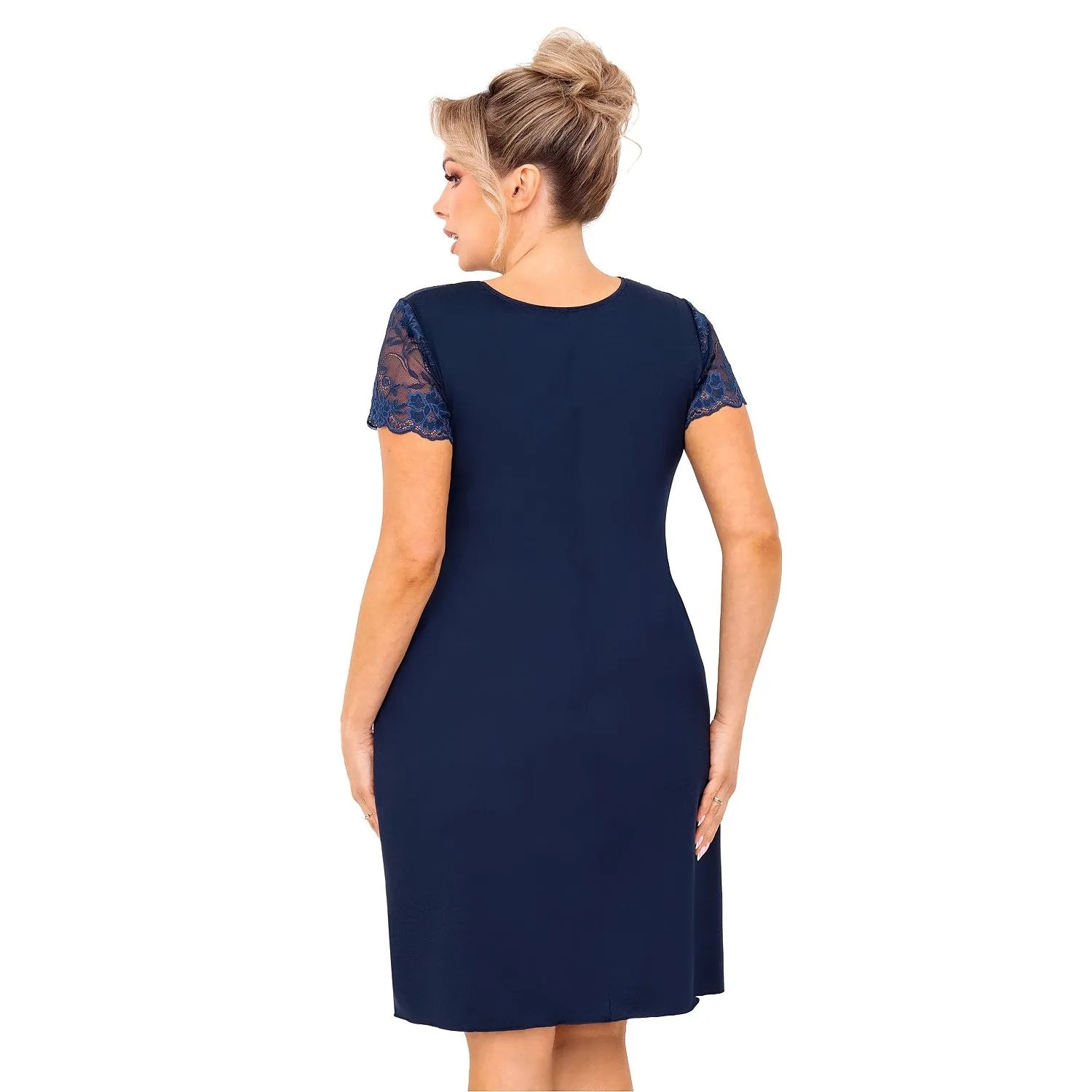 Chemise de nuit bleu marine grande taille, dentelle manches courtes, décolleté plongeant, élégante et fluide.