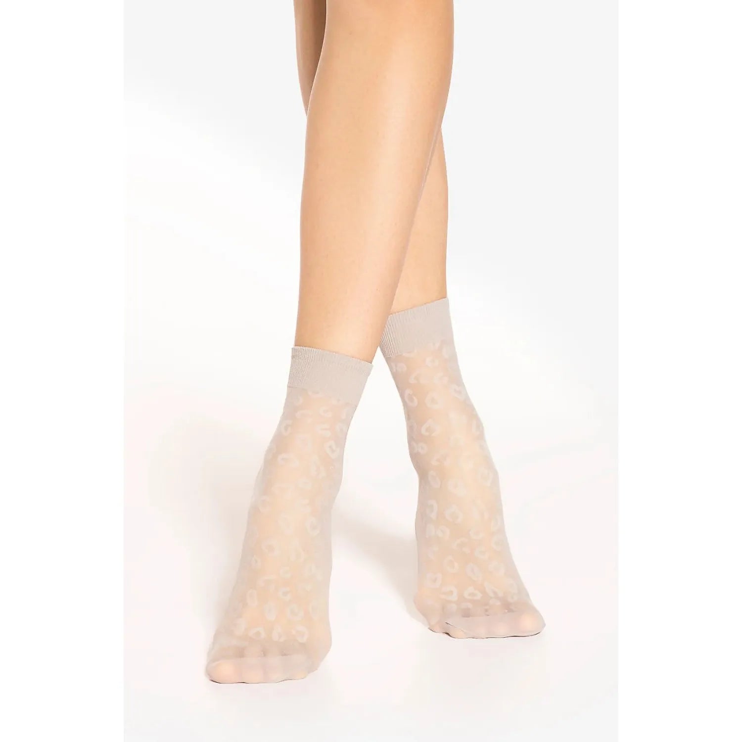 chaussettes transparentes motif léopard fines élastiques lingerie féminine élégante discrètes légères renforcées montantes cheville beige raffinées confortables