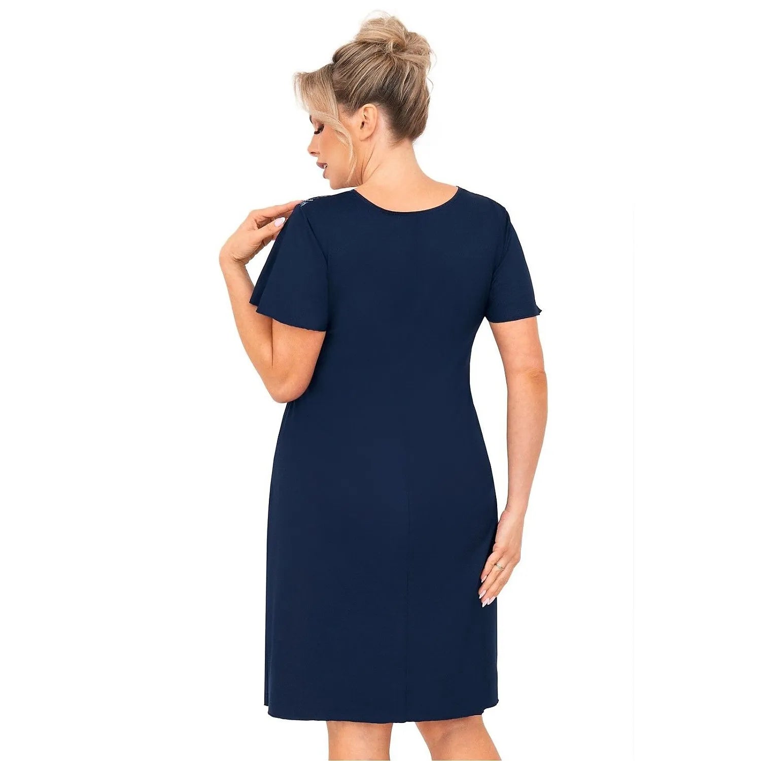 Chemise de nuit marine en viscose douce, manches courtes, décolleté en V, dentelle, taille empire, élégance et confort.