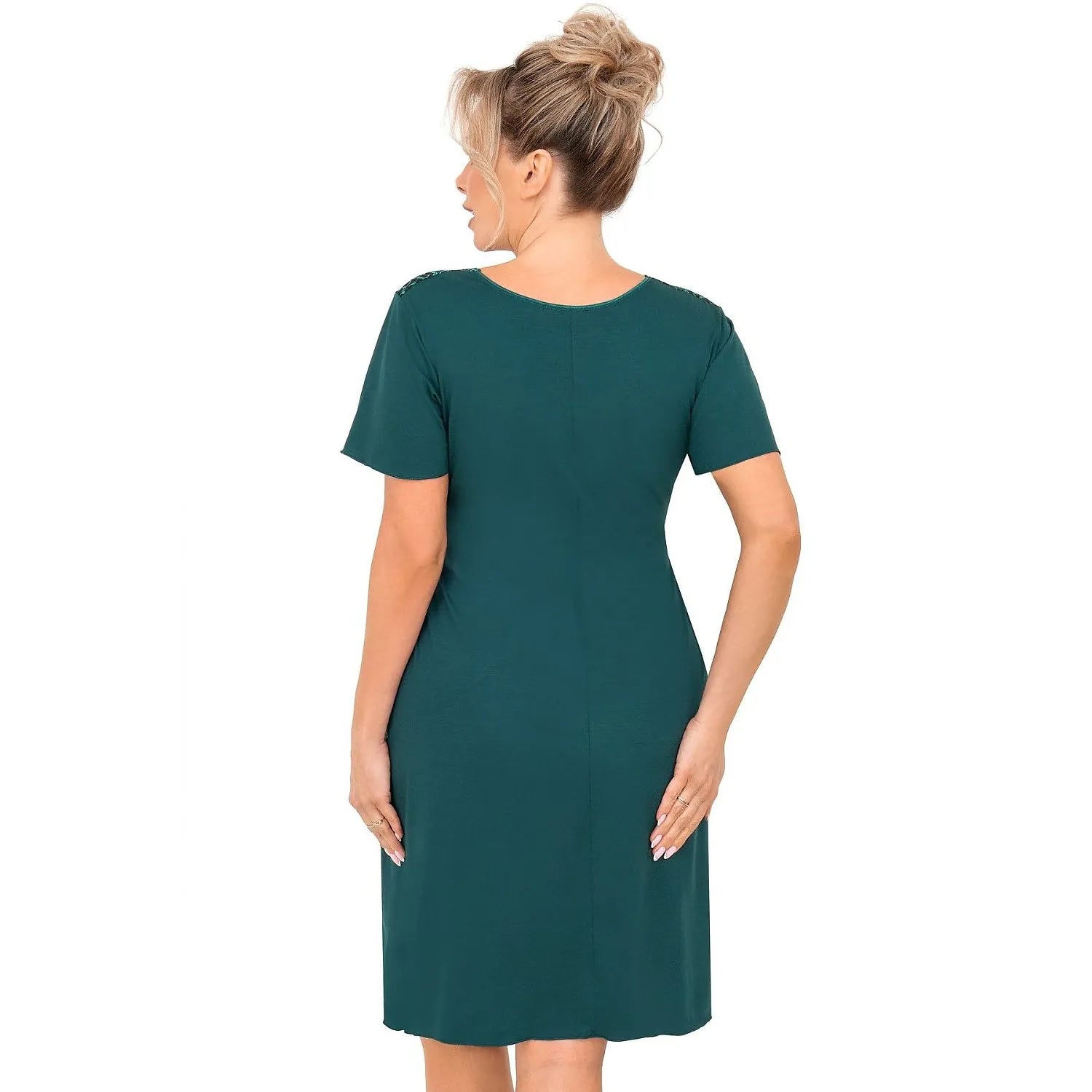Chemise de nuit émeraude grande taille, dentelle délicate, décolleté plongeant, manches courtes, viscose douce.
