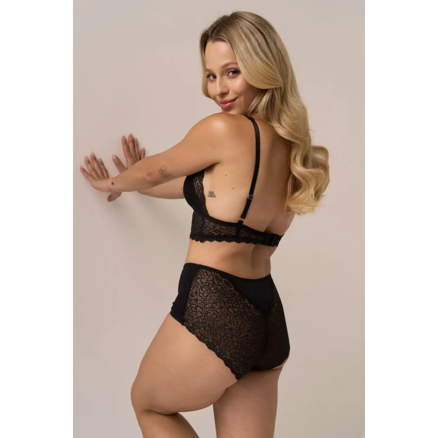 Culotte Babell 215575 noire taille haute, dentelle délicate à l'arrière, design élégant et confortable, lingerie féminine.